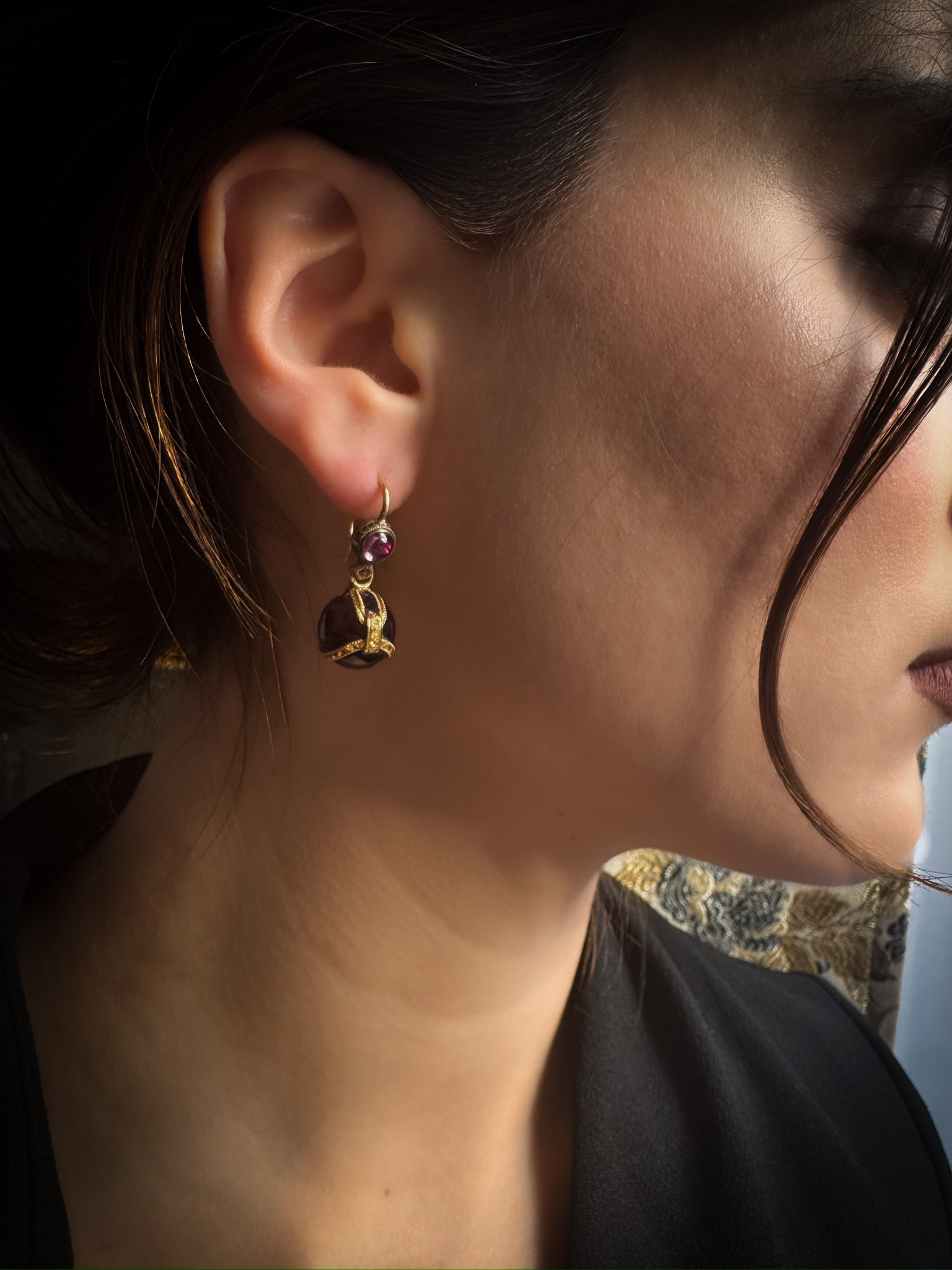 19th century, Bassot et Fils (Paris). A pair of gold and amethyst earrings. (ca. 1850)