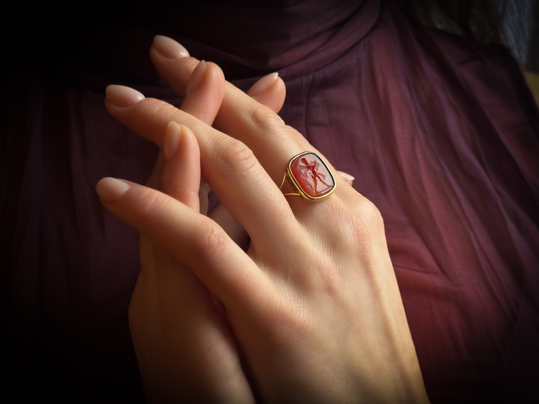 Neoclassical, A gold ring set with a Neoclassical agate intaglio. Cupid playing the lyra with butterfly.  (Early 19th century)