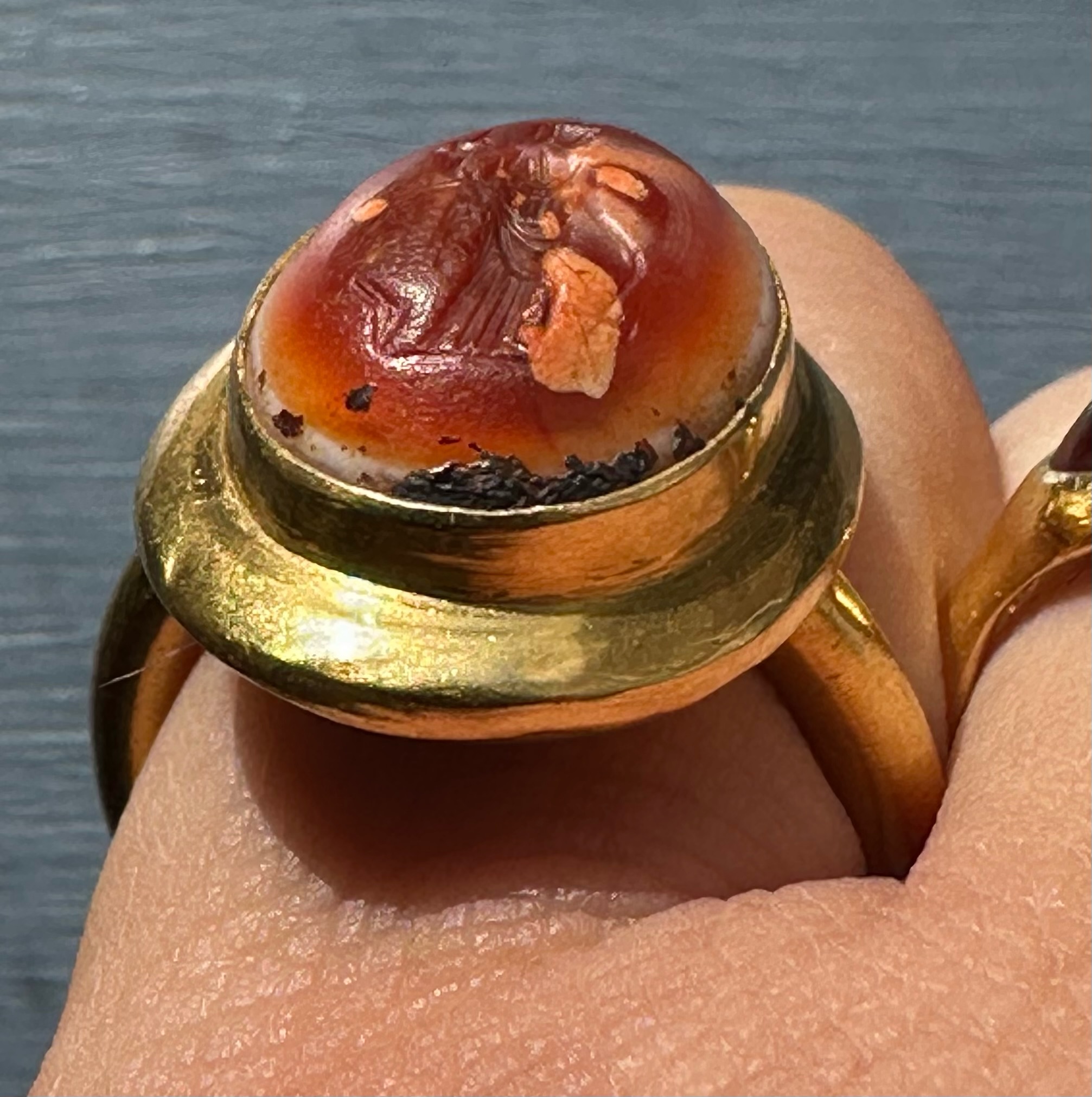 Bague massive en or 18 carats sertie d'une intaille romaine en agate. Isis-Fortuna.