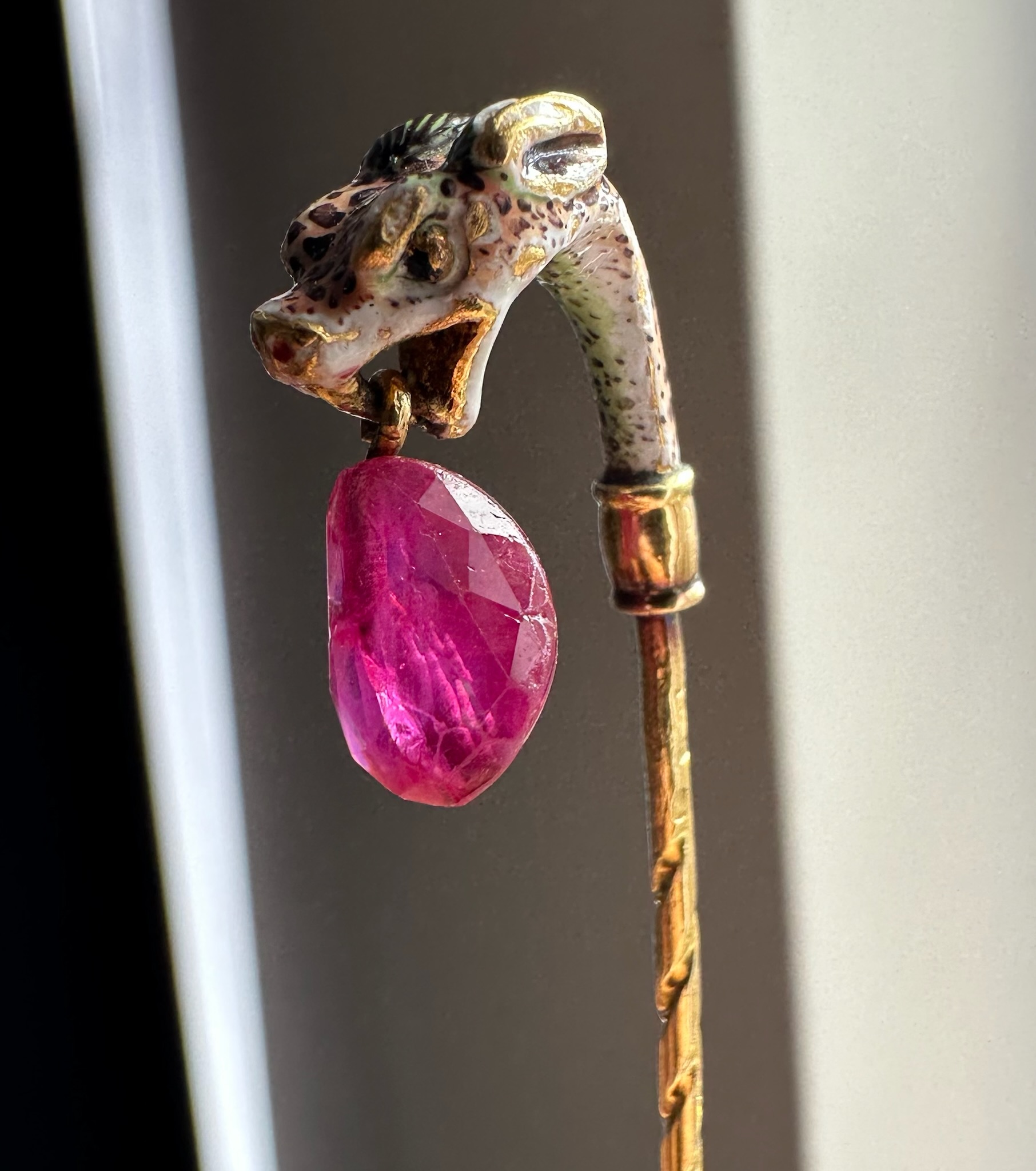 19th century, A 19th century gold stick pin with a Renaissance gold and enamel leopard head with Burmese ruby. 