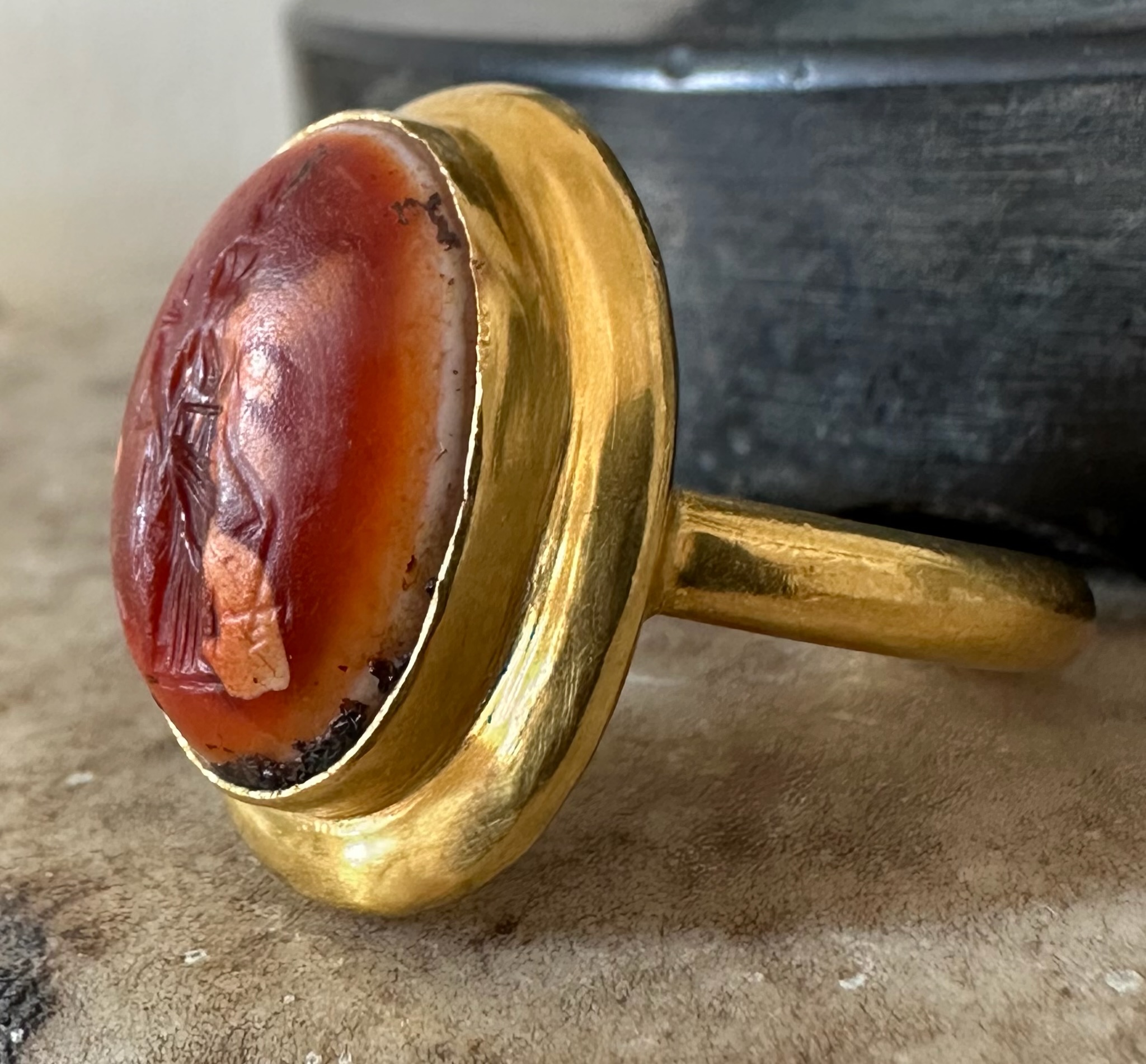 Bague massive en or 18 carats sertie d'une intaille romaine en agate. Isis-Fortuna.