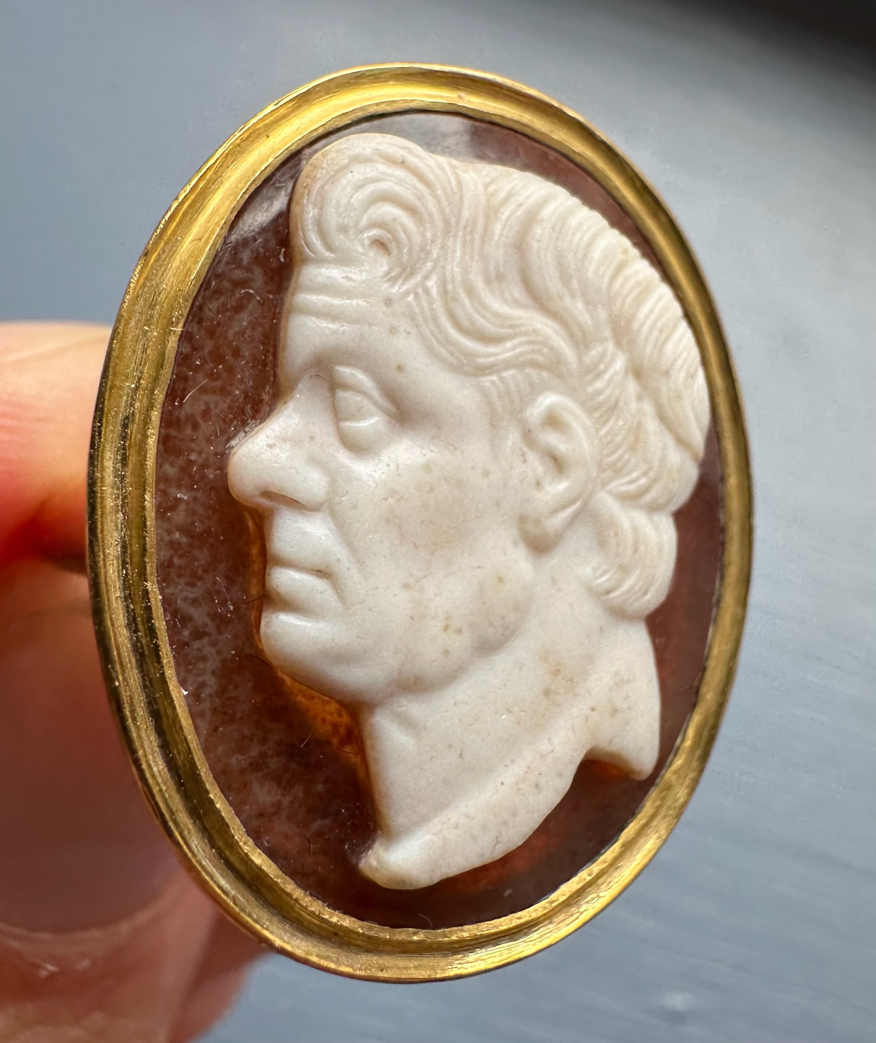 A 18k gold ring set with a 17th/18th century agate cameo. Portrait of Pompey the Great (Gnaeus Pompeius Magnus)