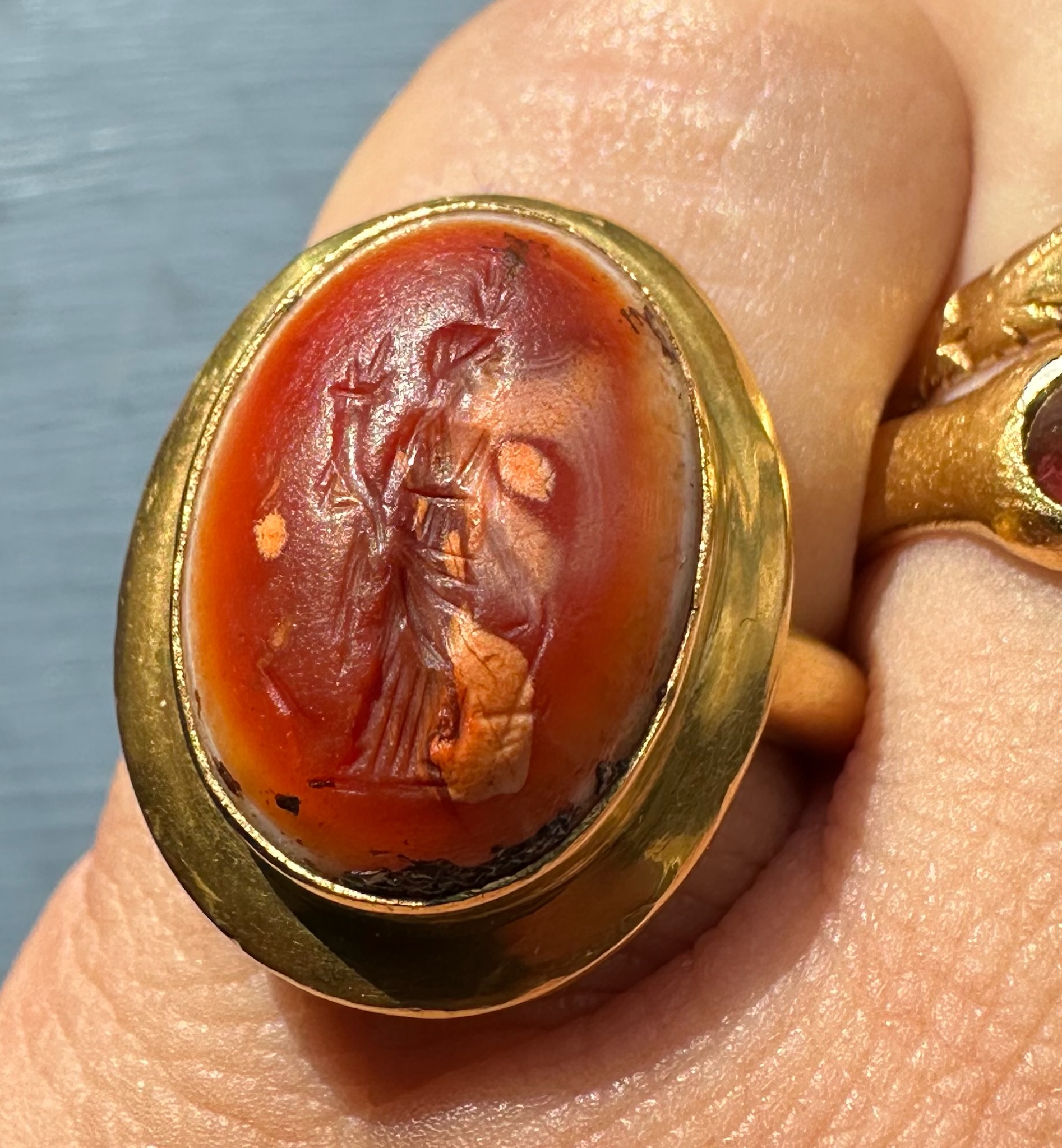 Bague massive en or 18 carats sertie d'une intaille romaine en agate. Isis-Fortuna.