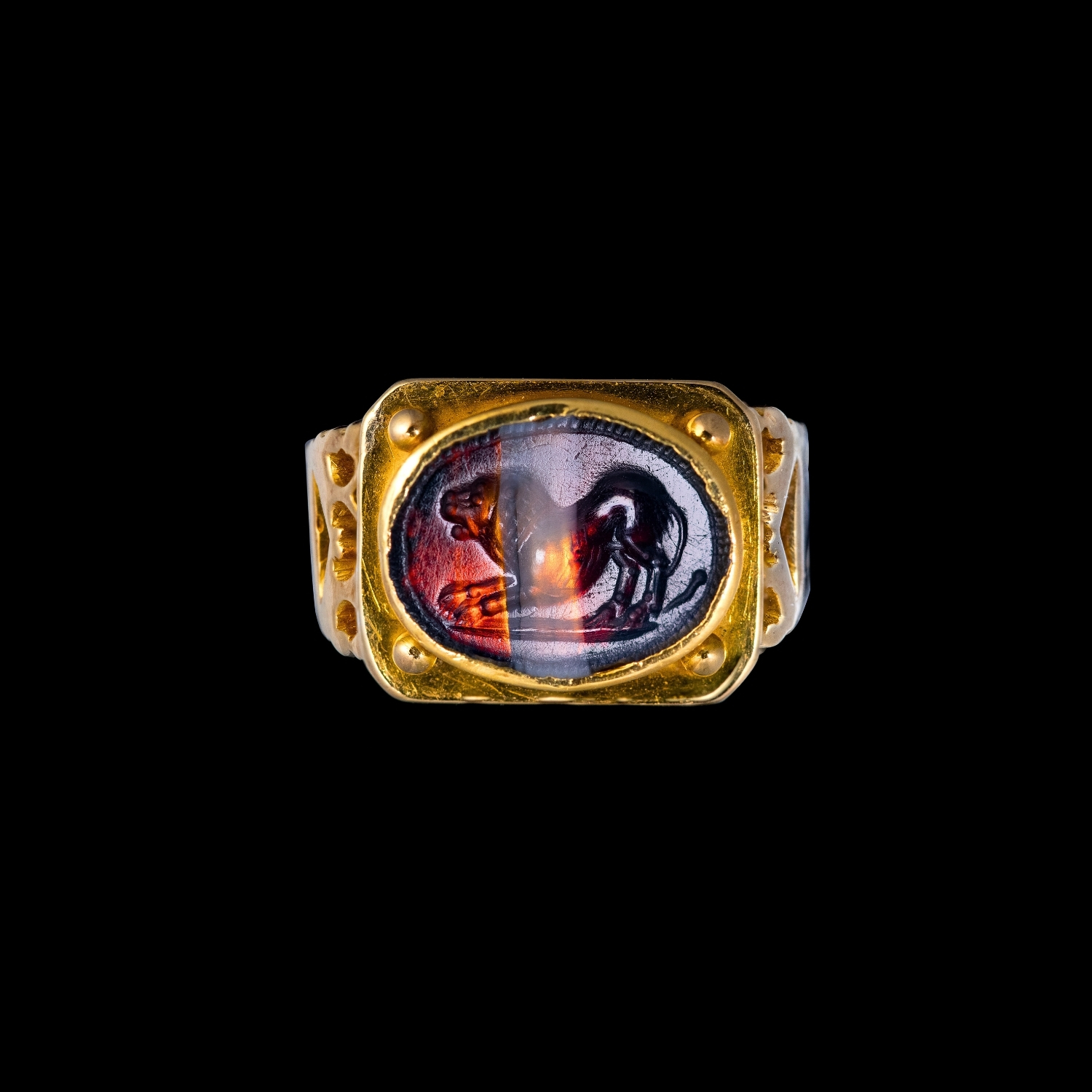 An Italic Banded Agate intaglio set in a 14k gold ring. Lion. 