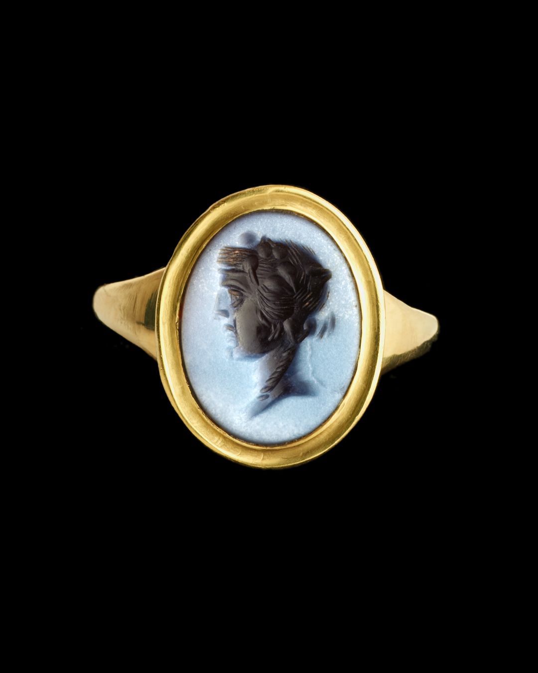 Intaille romaine sur nicolo figurant Dionysos, montée en bague d'or