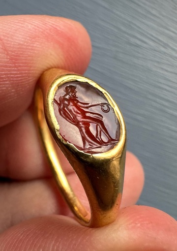 Bague Renaissance tardive (ou antérieure) en or sertie d'une intaille en cornaline. Vieil homme assis Saturne ou Vulcain.