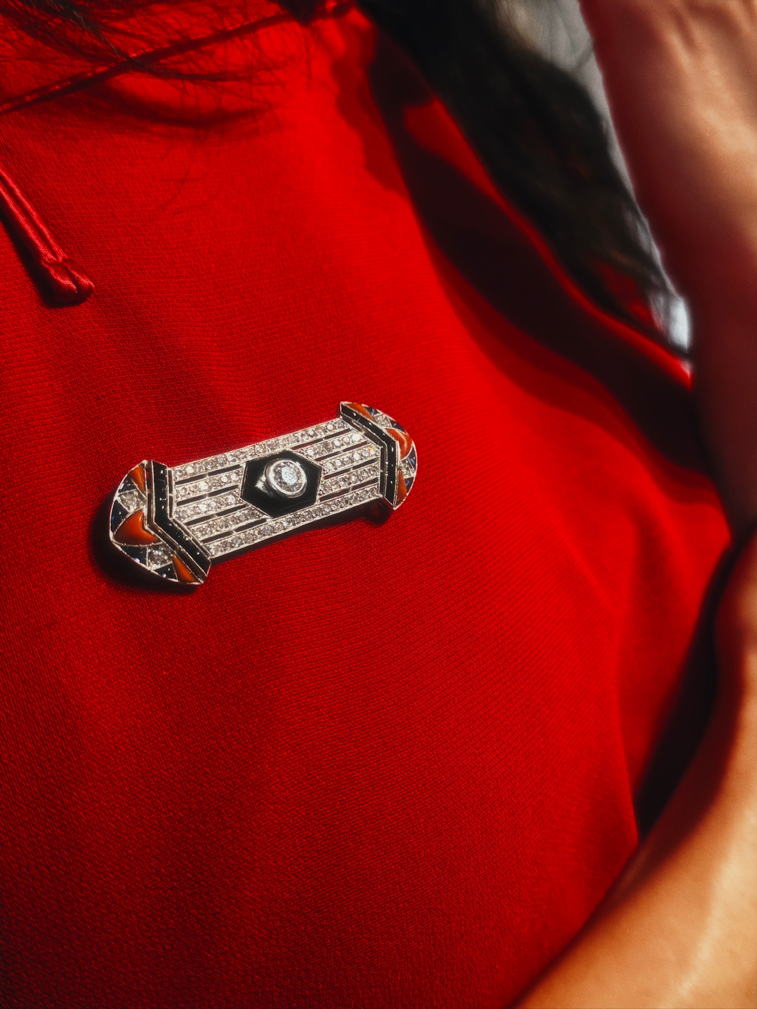 ART DÉCO, VERS 1925 Broche diamants, onyx, corail et saphirs (1925)