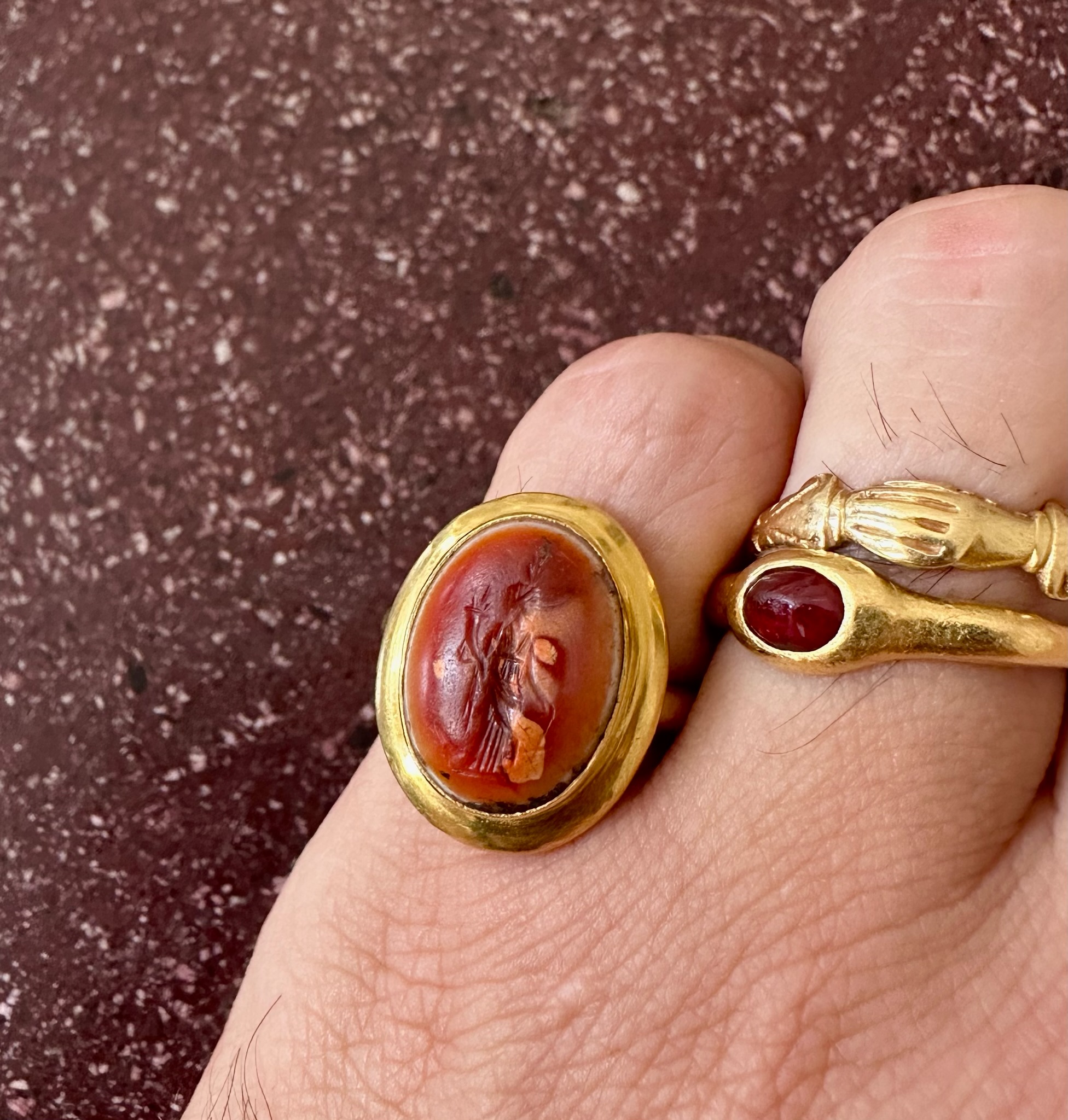 Bague massive en or 18 carats sertie d'une intaille romaine en agate. Isis-Fortuna.