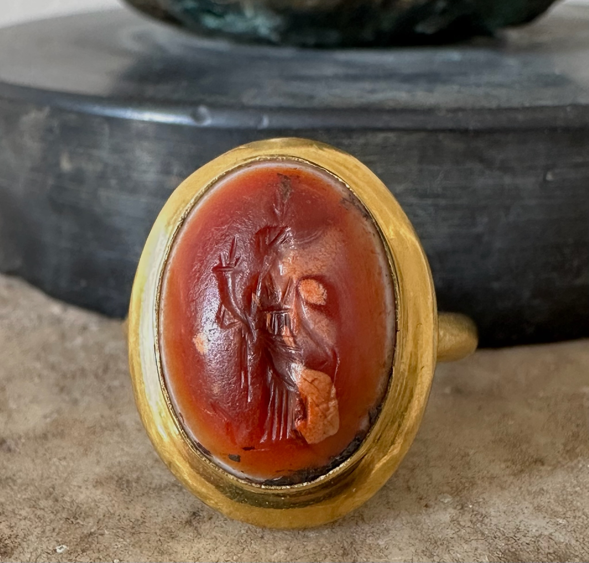 Bague massive en or 18 carats sertie d'une intaille romaine en agate. Isis-Fortuna.