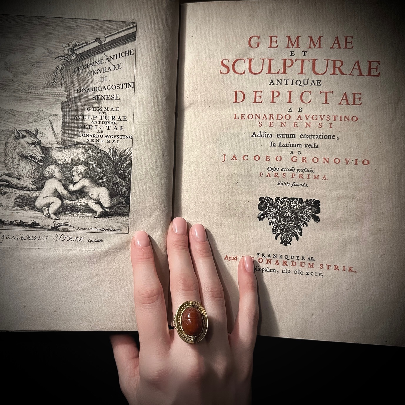 19th century, An  Etruscan Revival gold ring set with a swivel carnelian  scarab. Hercules. 