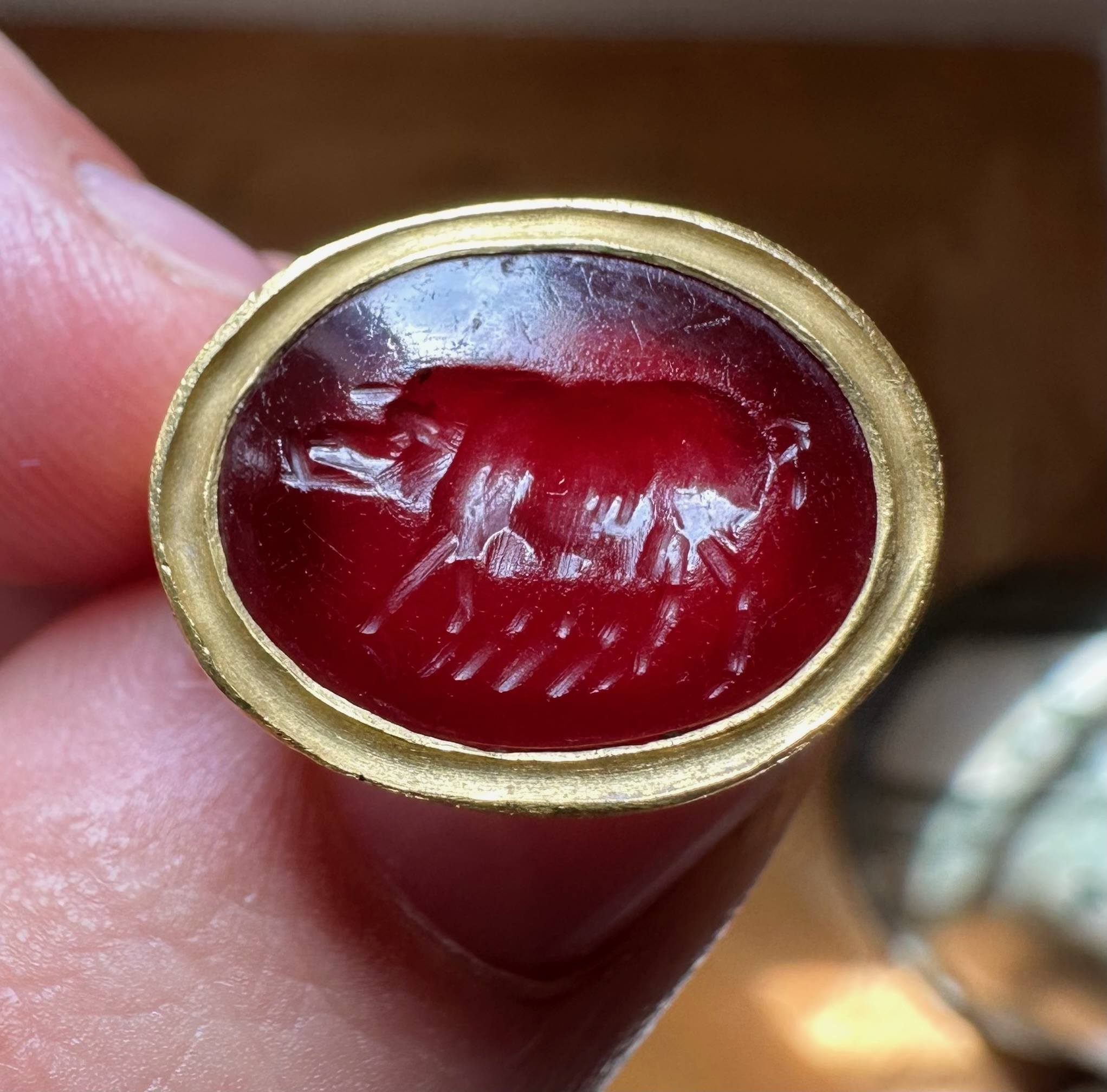 Bague moderne en or sertie d'une intaille romaine sur cornaline. Truie. (2nd century AD )