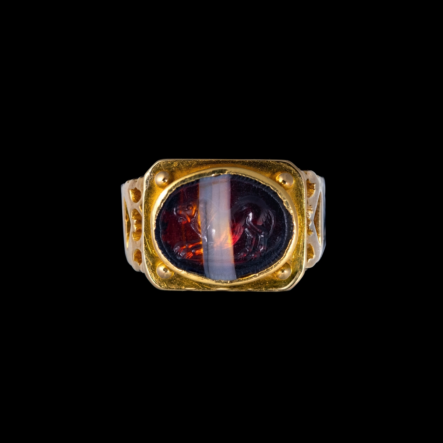 An Italic Banded Agate intaglio set in a 14k gold ring. Lion. 