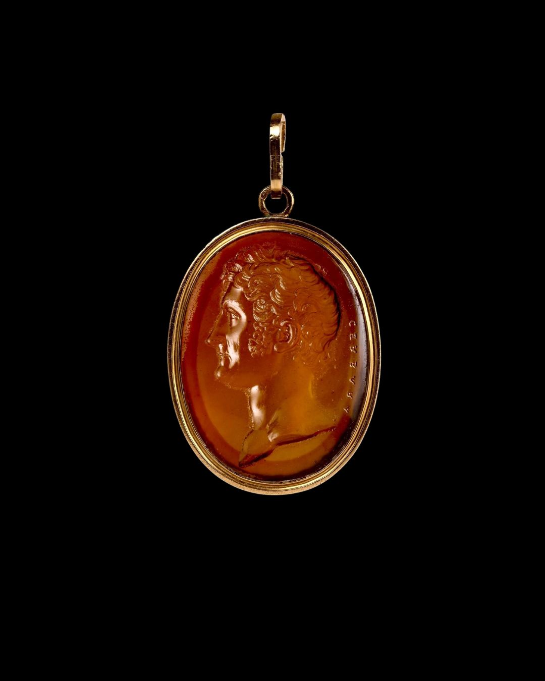 A gold pendant set with a Glass impression. Portrait of Felice Baciocchi engraved by Cerbara (1770-1856)