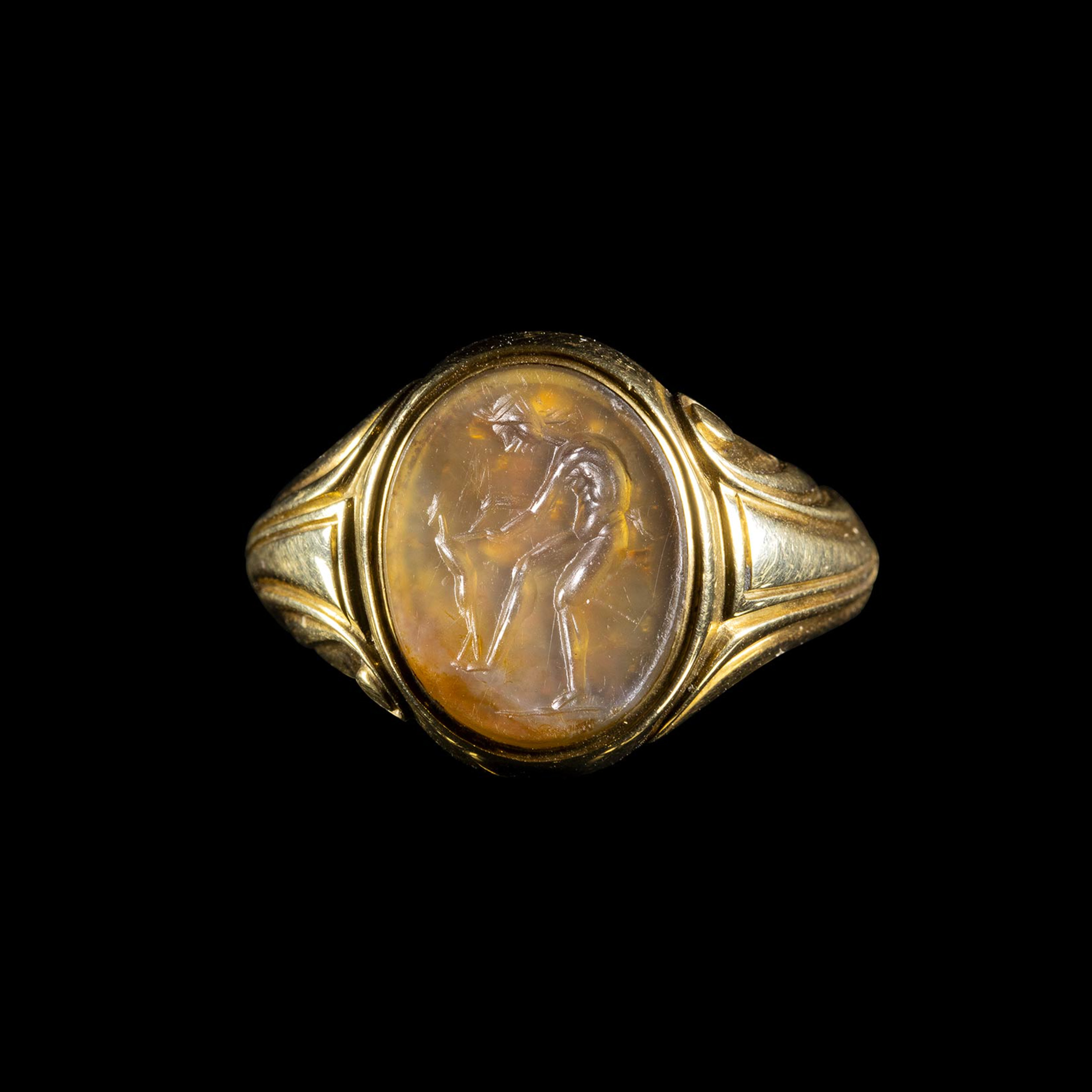 Intaille romaine en calcédoine montée sur une bague en or postérieure. Jeune satyre dansant avec un enfant.