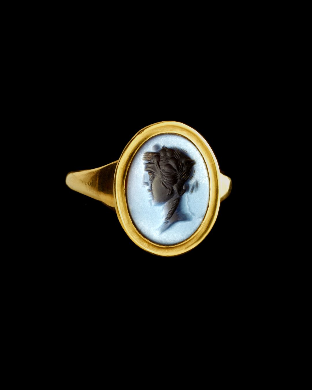 Intaille romaine sur nicolo figurant Dionysos, montée en bague d'or