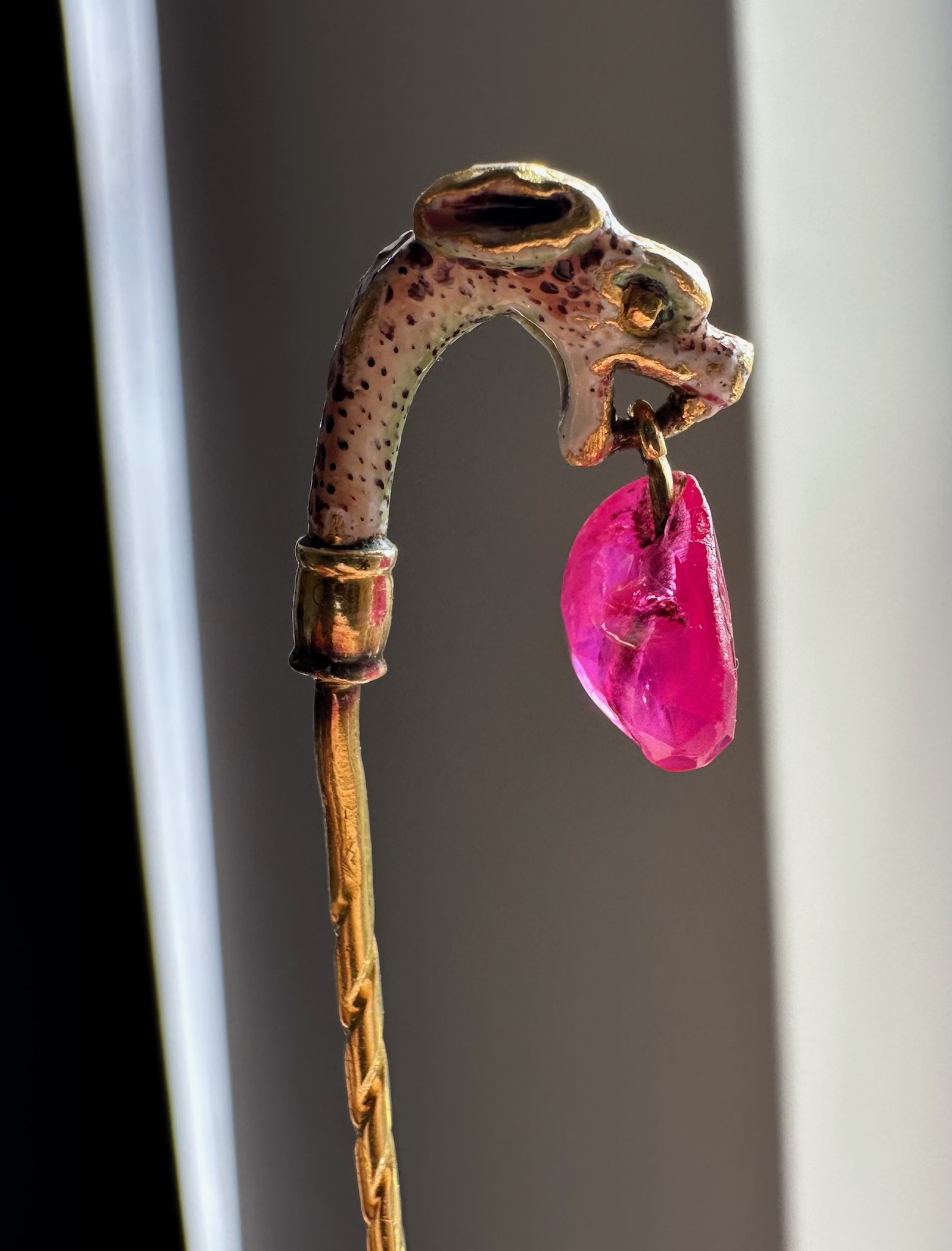 19th century, A 19th century gold stick pin with a Renaissance gold and enamel leopard head with Burmese ruby. 