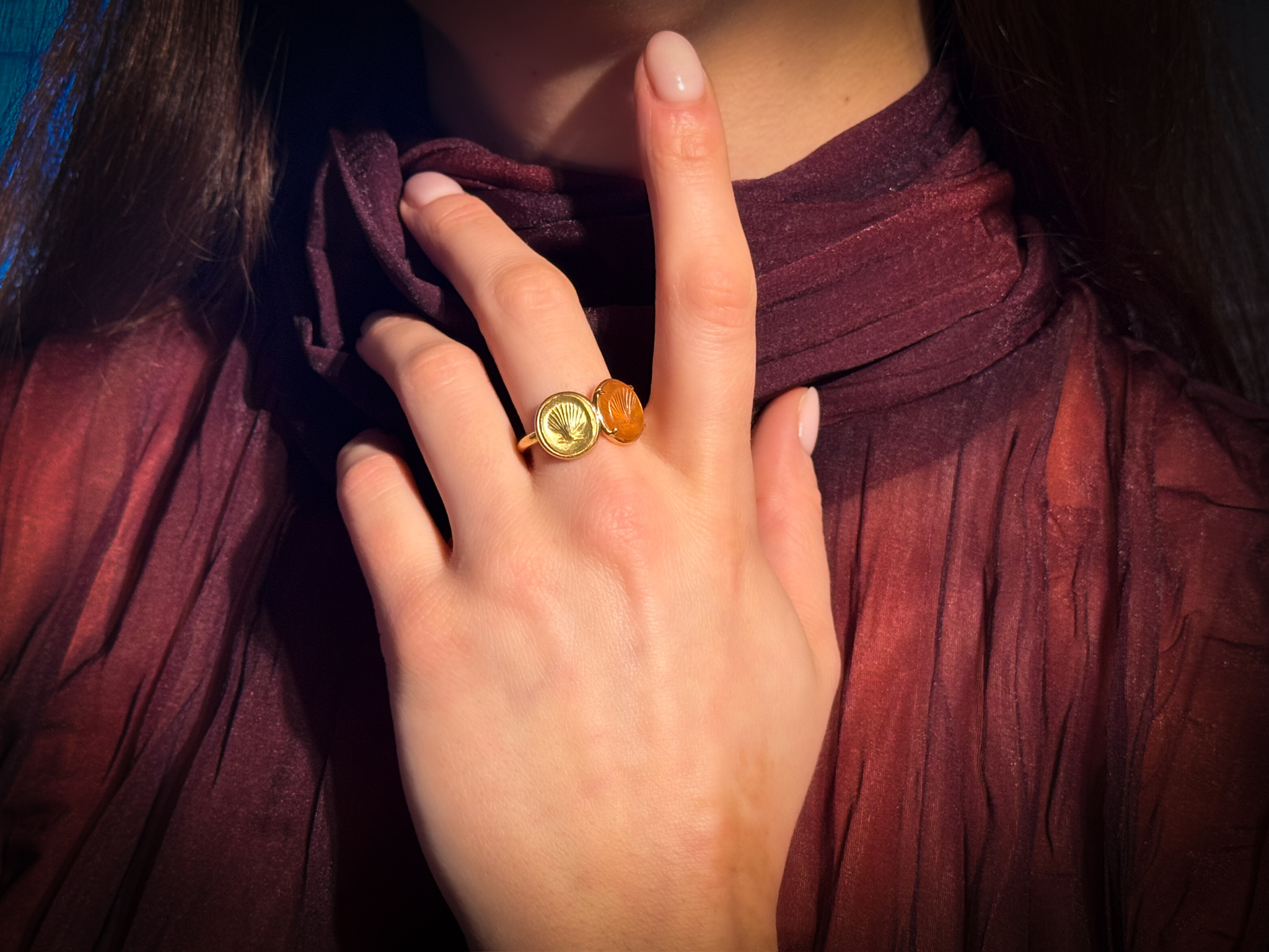 MAISON AUCLERT, Paris. A 18k gold ring set with a Roman carnelian intaglio and its impression. Shell.