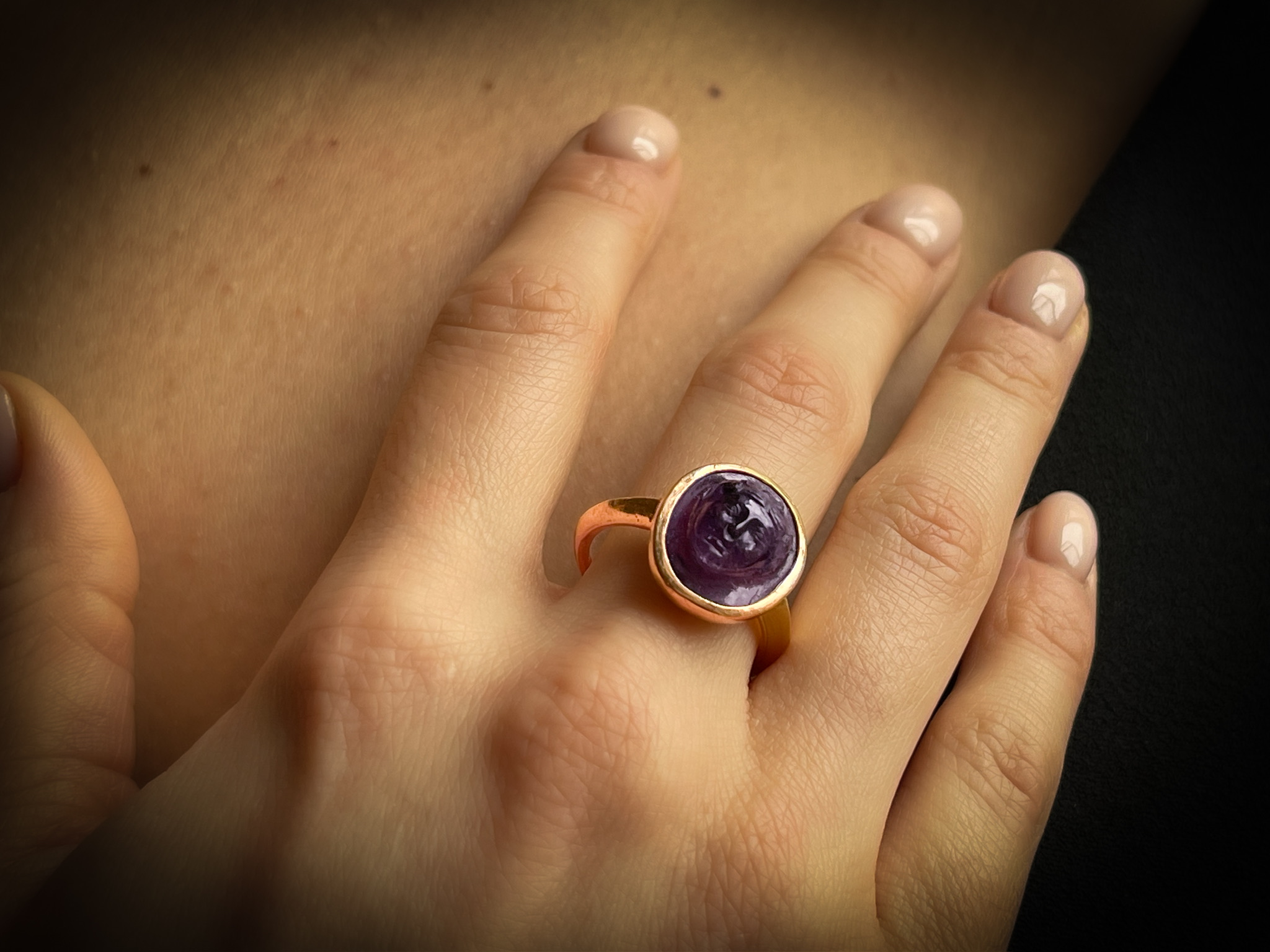 Roman, A gold ring set with a rare Roman amethyst cameo. Mask of Bacchus. (1st century BC - 1st century AD)