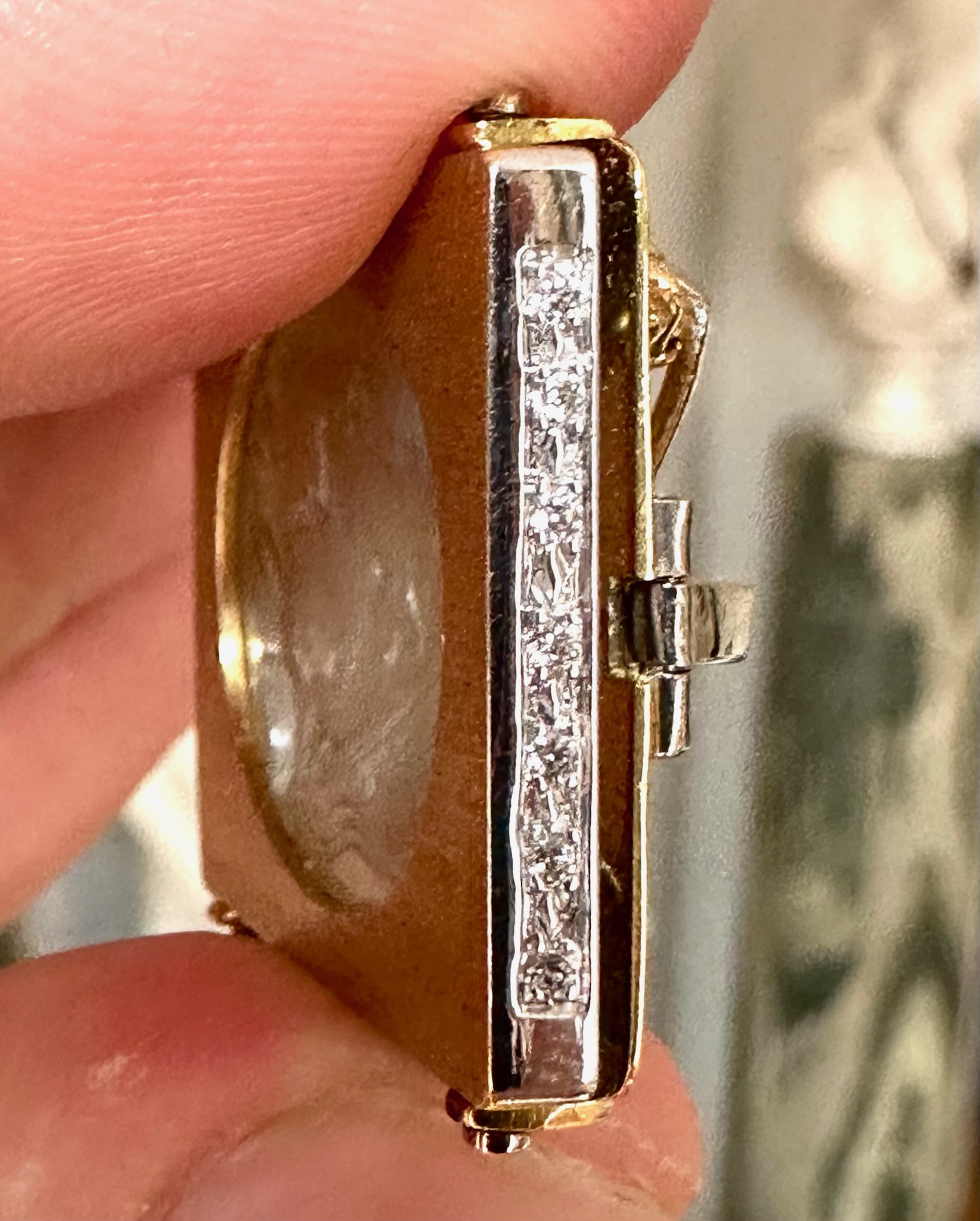 Carlo Costanzi (1705–1781) (attributed to). A beautiful chalcedony intaglio set in a later gold and diamond brooch-pendant. Portrait of Alexander the Great.