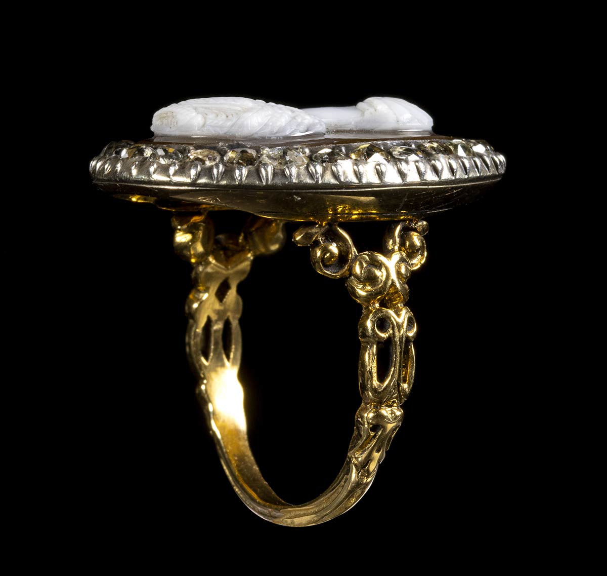 A French 18K Gold Ring with Agate Cameo & Rose-Cut Diamonds – Empress Faustina the Elder