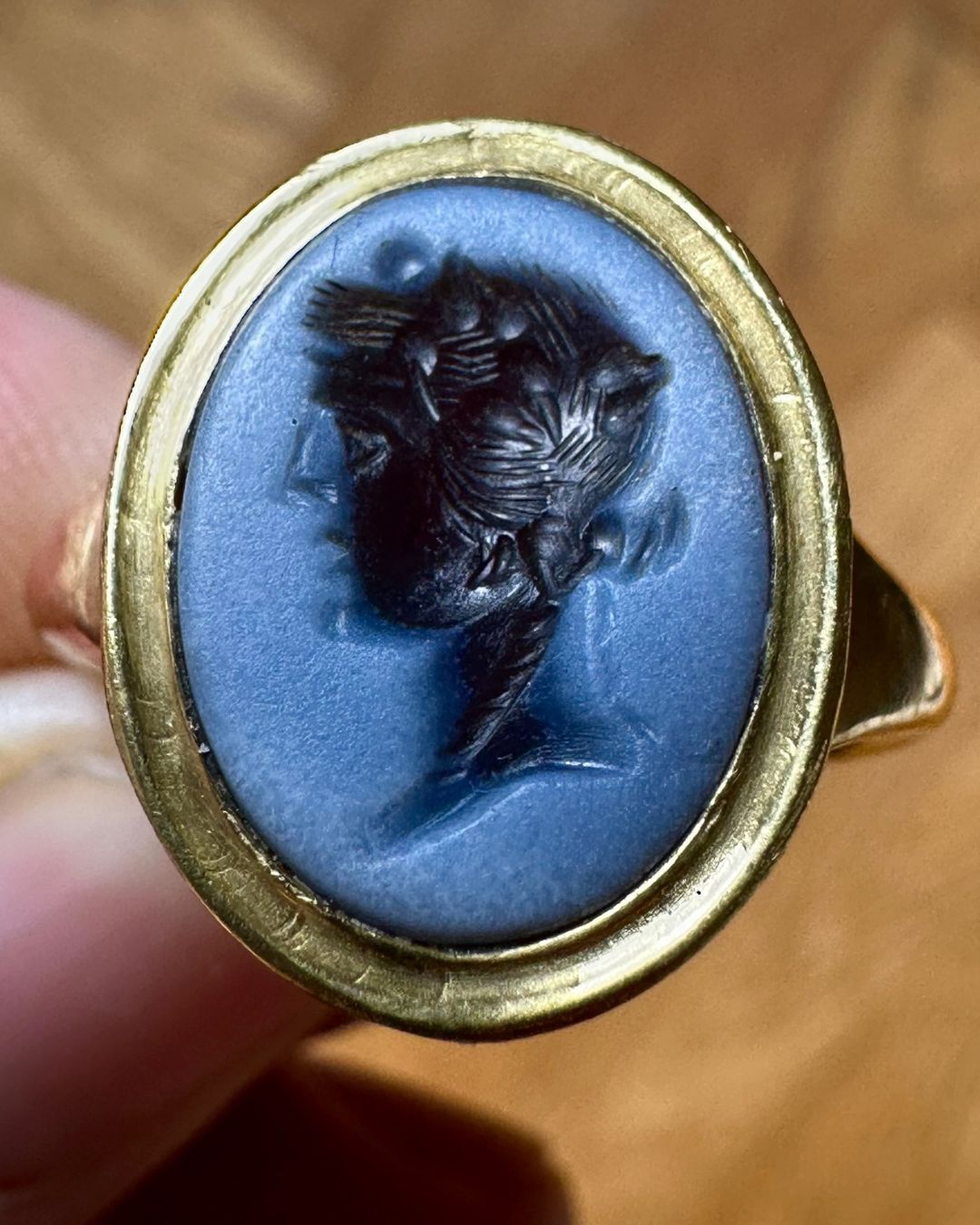 Intaille romaine sur nicolo figurant Dionysos, montée en bague d'or