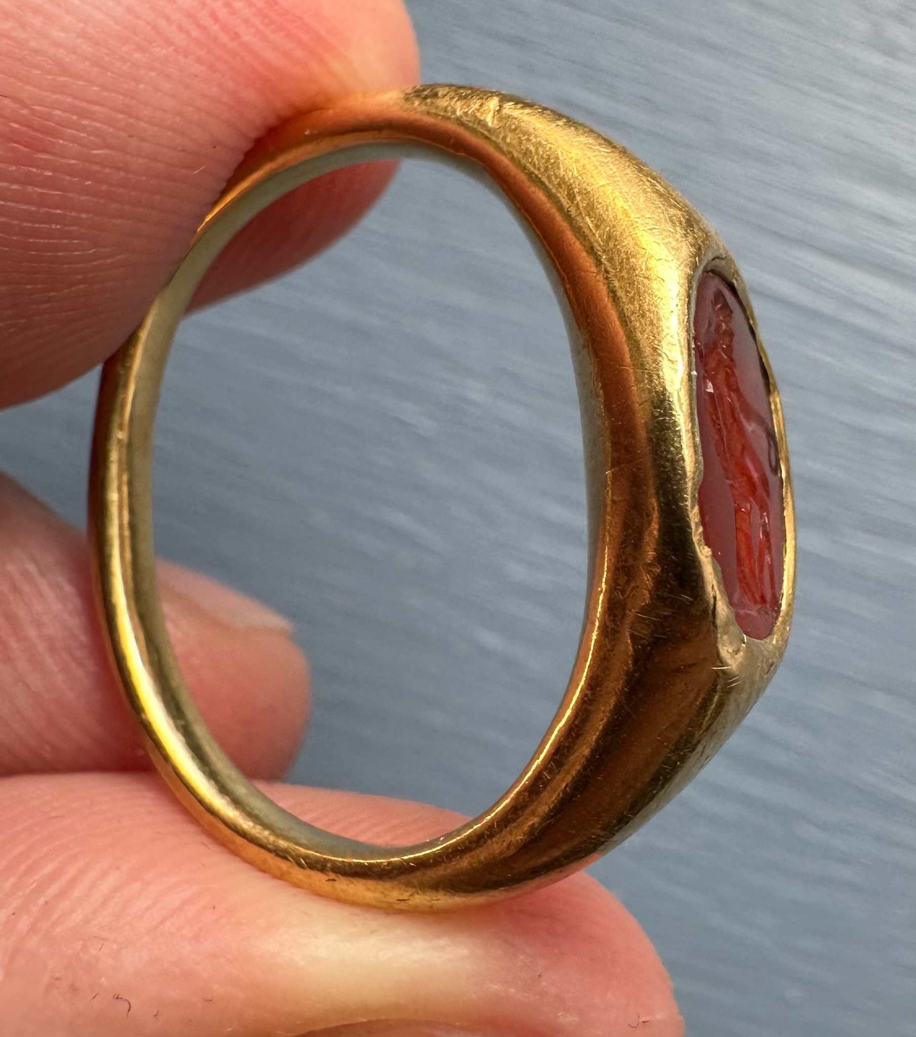 Bague Renaissance tardive (ou antérieure) en or sertie d'une intaille en cornaline. Vieil homme assis Saturne ou Vulcain.