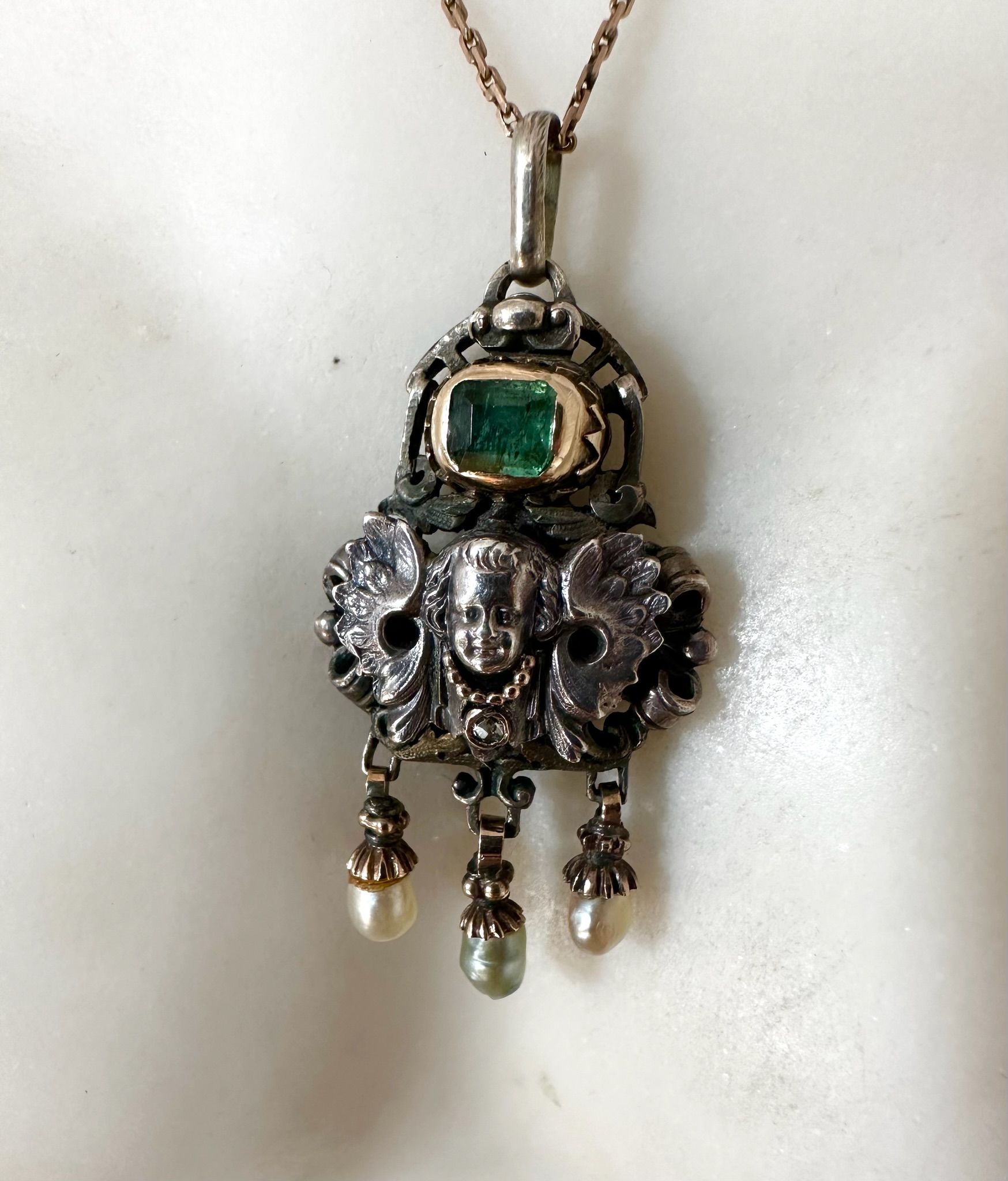 Pendentif néo-Renaissance à l’angelot en argent, émeraude, diamant et perles