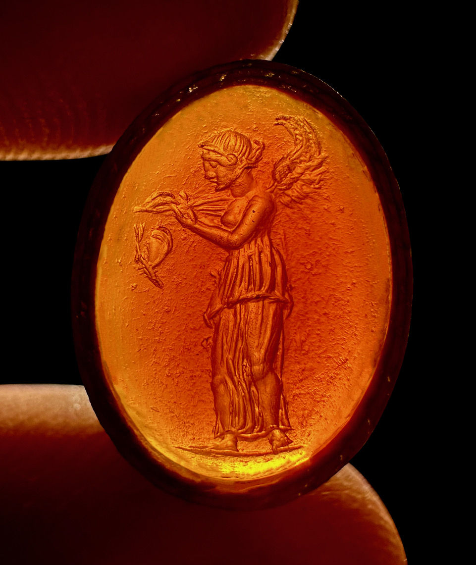 Intaille romaine Républicaine sur cornaline. Némésis avec papillon. 