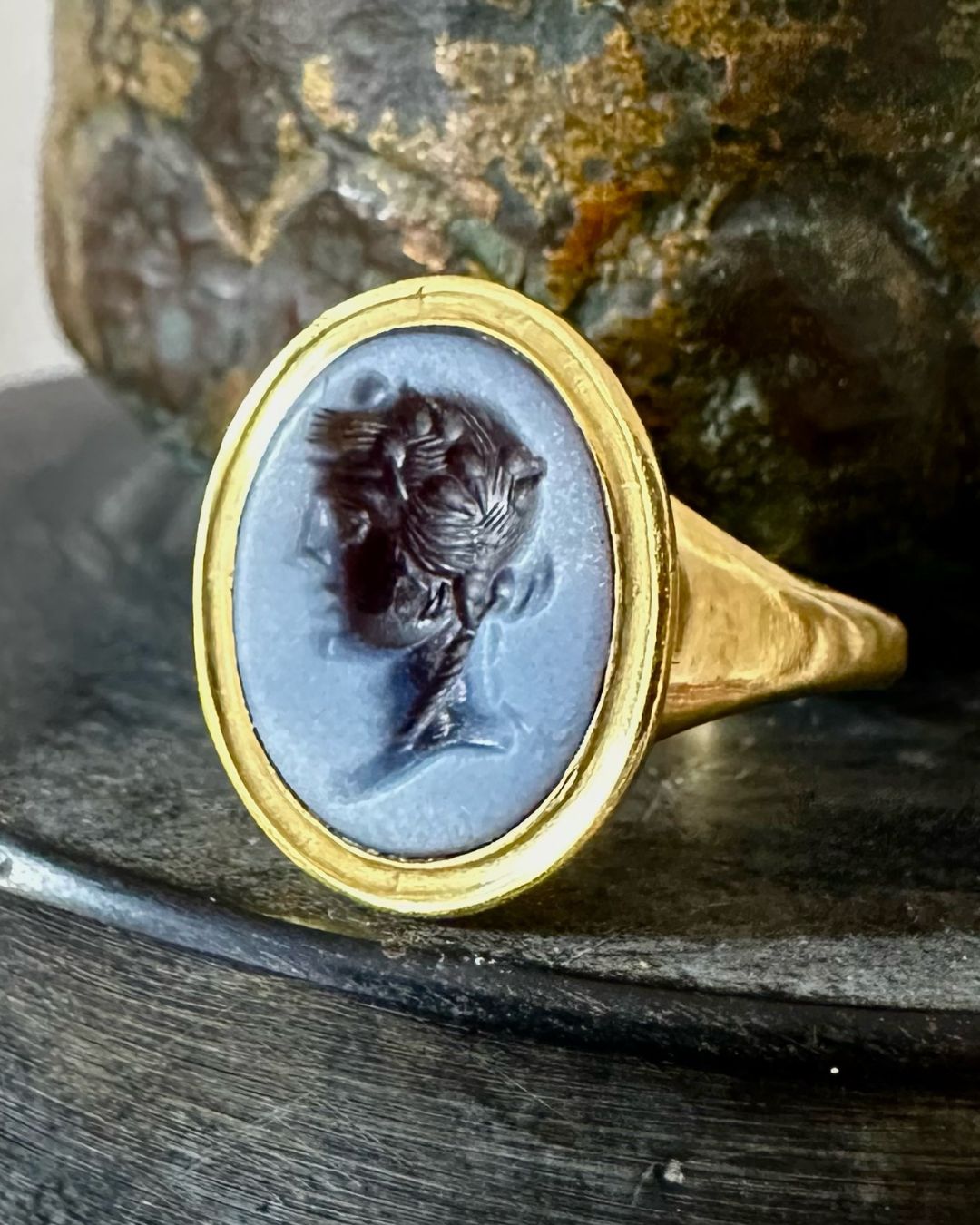 Intaille romaine sur nicolo figurant Dionysos, montée en bague d'or