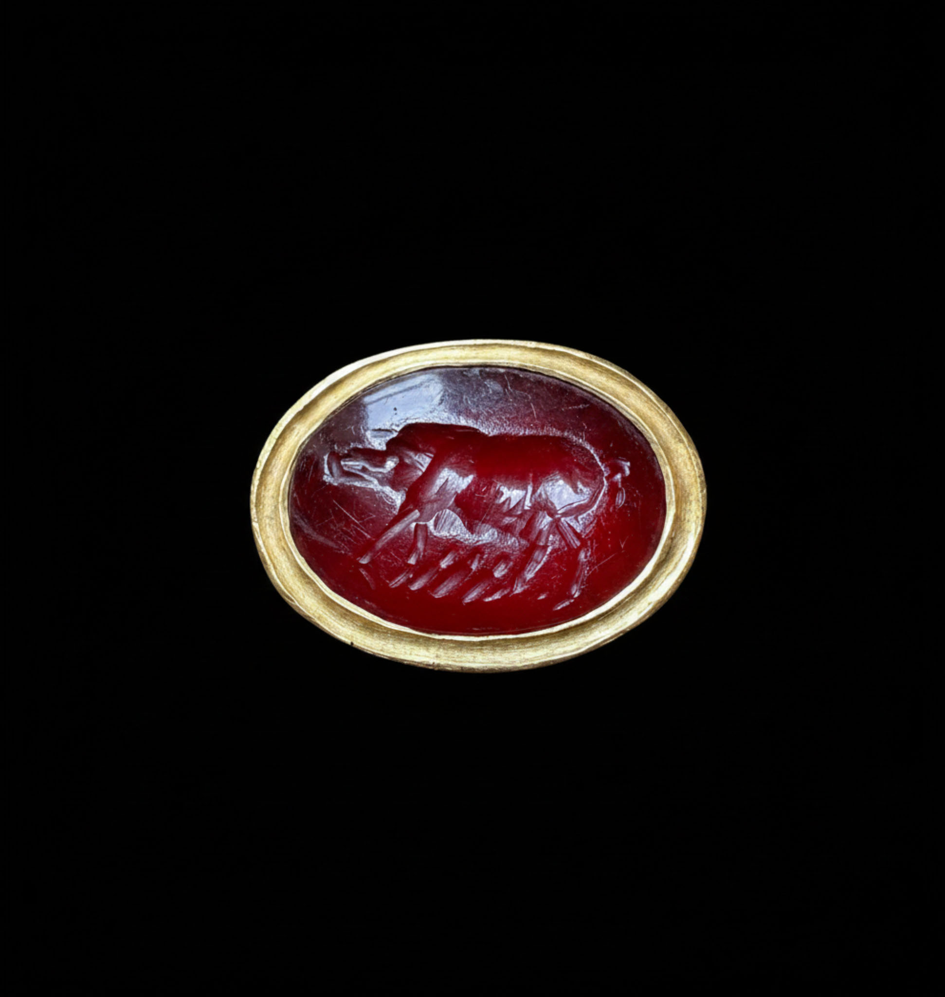 Bague moderne en or sertie d'une intaille romaine sur cornaline. Truie. (2nd century AD )