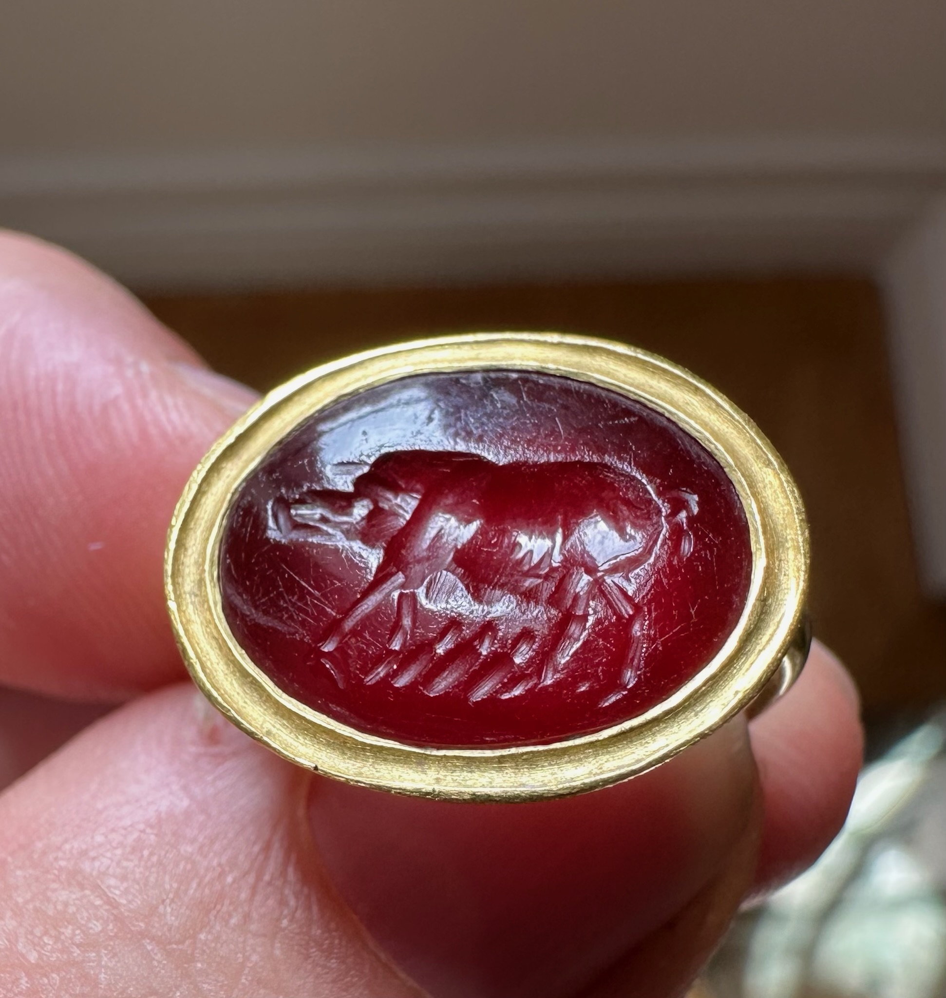 Bague moderne en or sertie d'une intaille romaine sur cornaline. Truie. (2nd century AD )