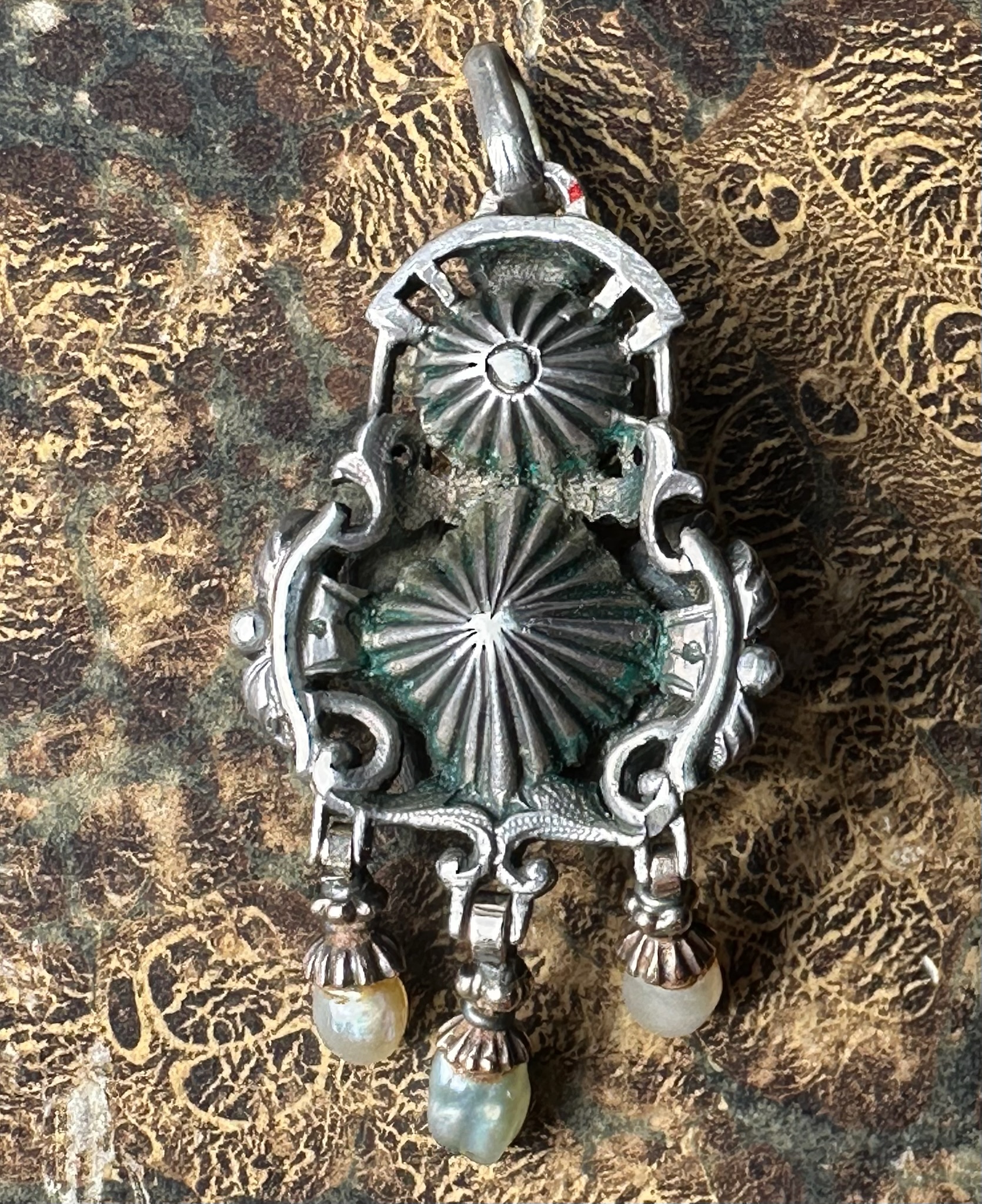 Pendentif néo-Renaissance à l’angelot en argent, émeraude, diamant et perles