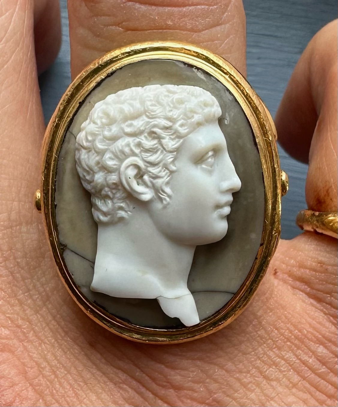 Attilio Codognato.  Bague camée sur agate néoclassique — Hercule jeune
Or jaune 18 carats — XXe siècle