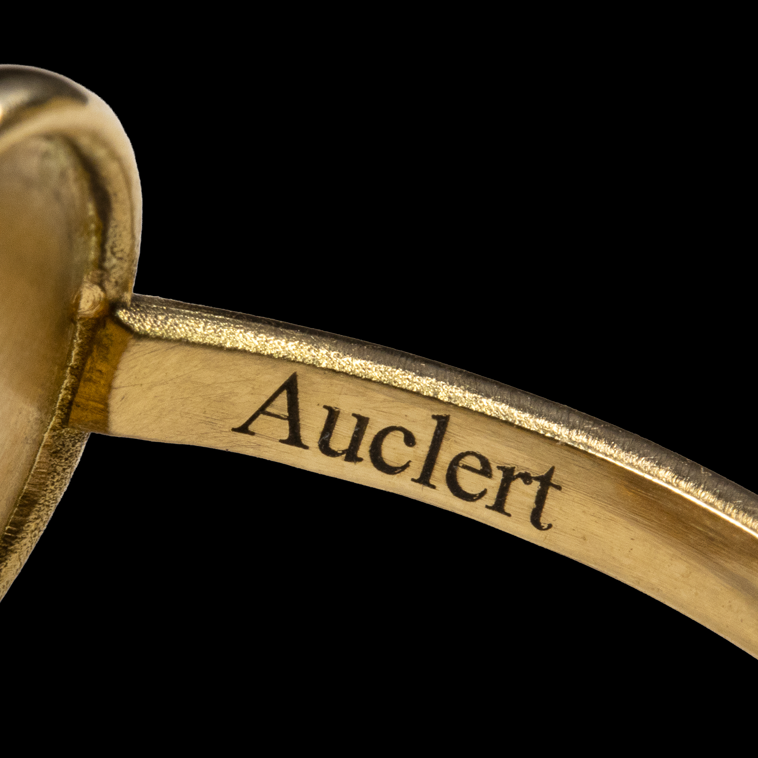 MAISON AUCLERT, Paris. A 18k gold ring set with a Roman carnelian intaglio and its impression. Shell.