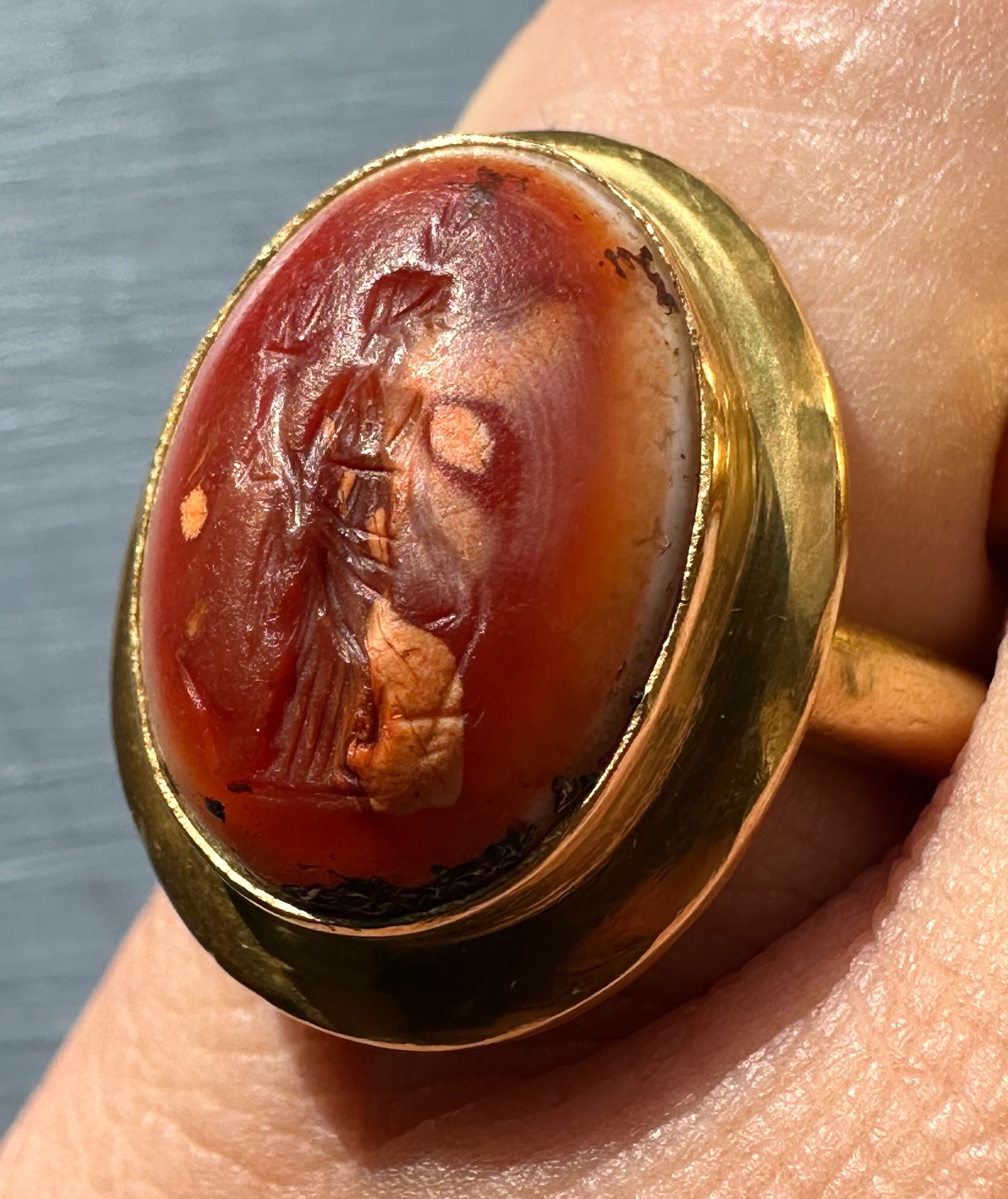 Bague massive en or 18 carats sertie d'une intaille romaine en agate. Isis-Fortuna.