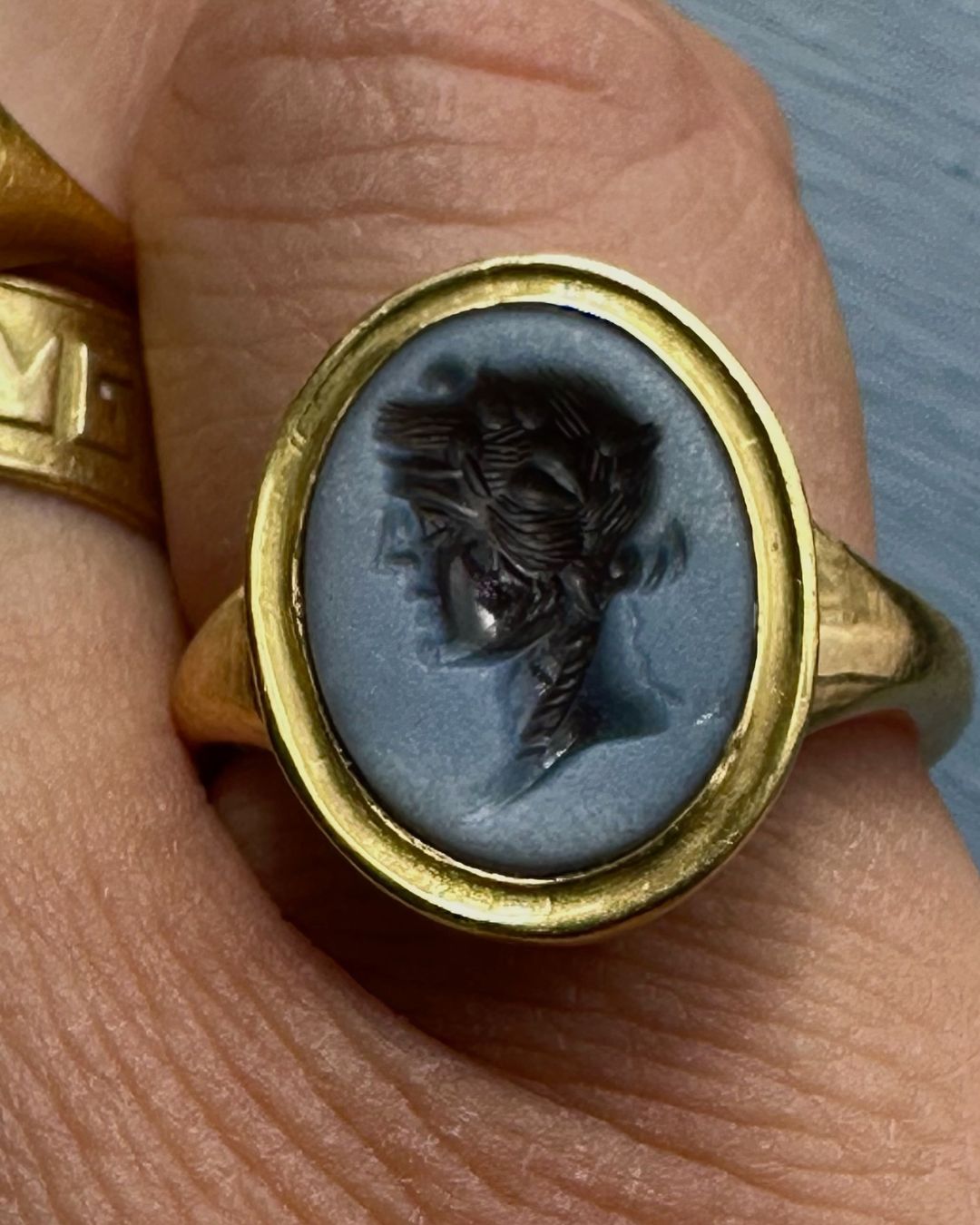Intaille romaine sur nicolo figurant Dionysos, montée en bague d'or