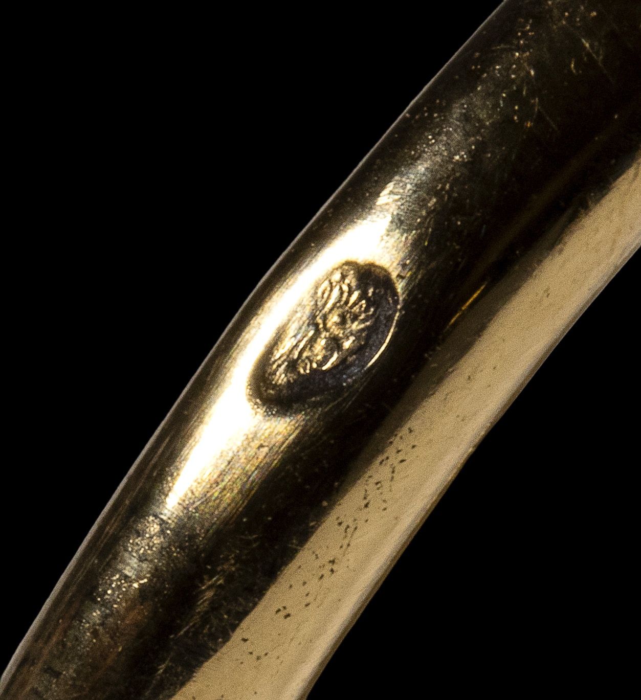 MAISON AUCLERT, Paris. A 18k gold ring set with a Roman carnelian intaglio and its impression. Shell.