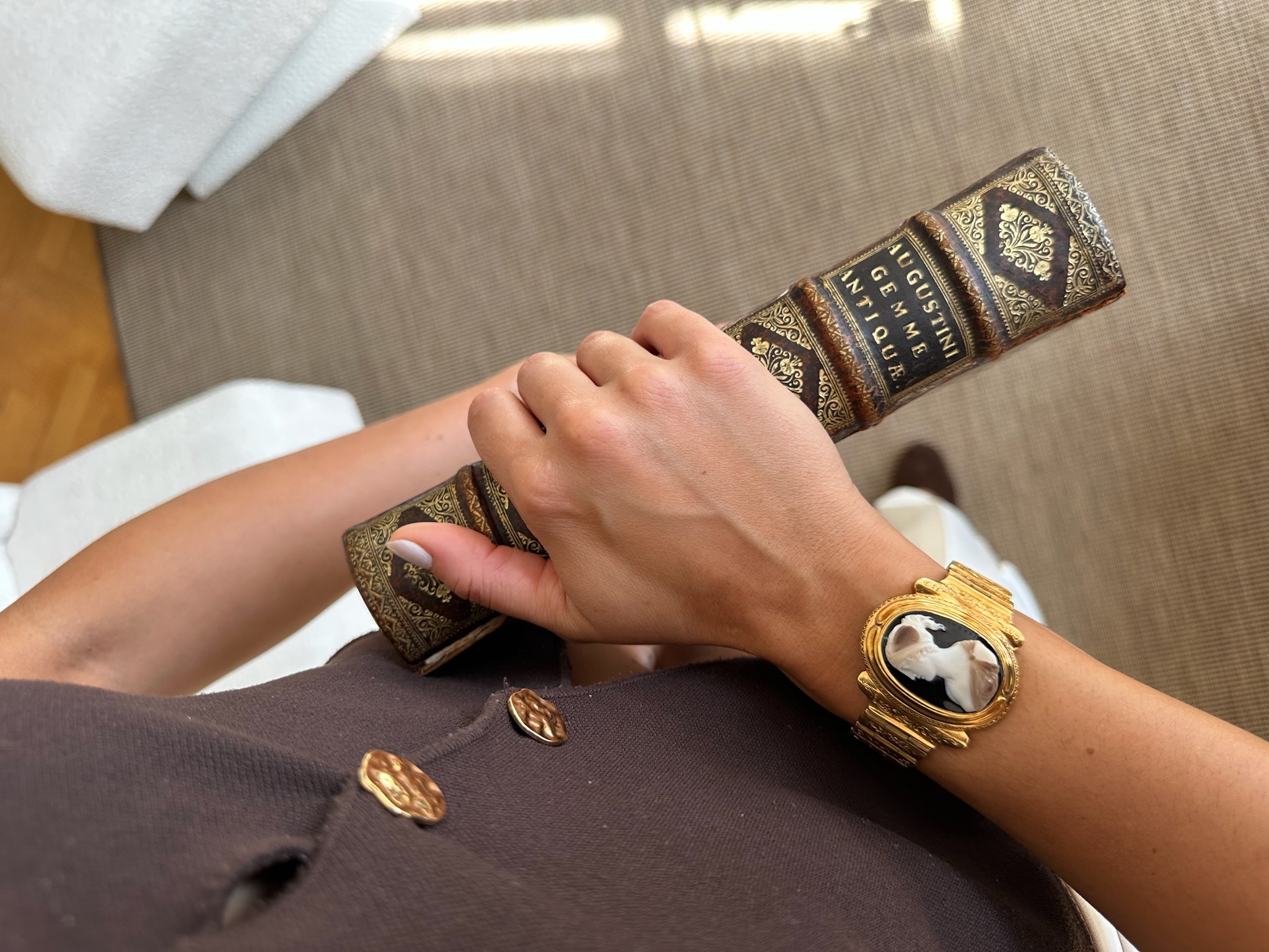 19th century, G. CERBARA (1770-1856). An agate cameo set in a 19th century articulated gold bracelet. Psyche.  (circa 1820)