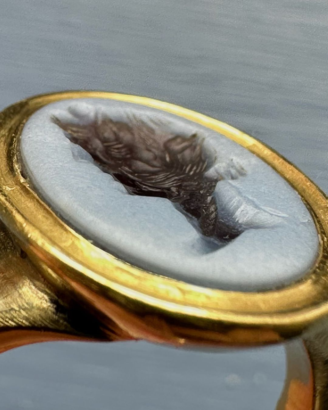 Intaille romaine sur nicolo figurant Dionysos, montée en bague d'or