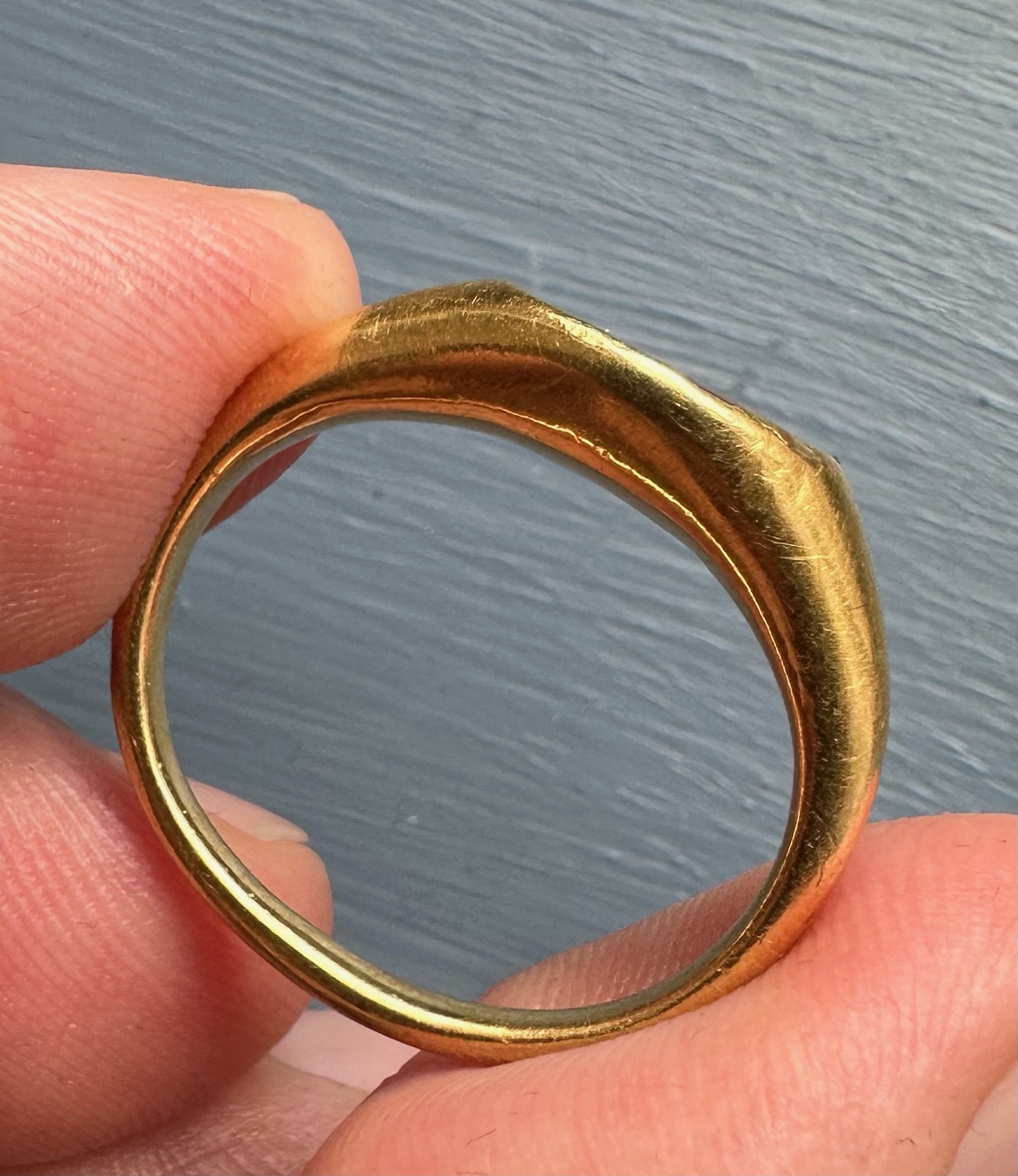 Bague Renaissance tardive (ou antérieure) en or sertie d'une intaille en cornaline. Vieil homme assis Saturne ou Vulcain.