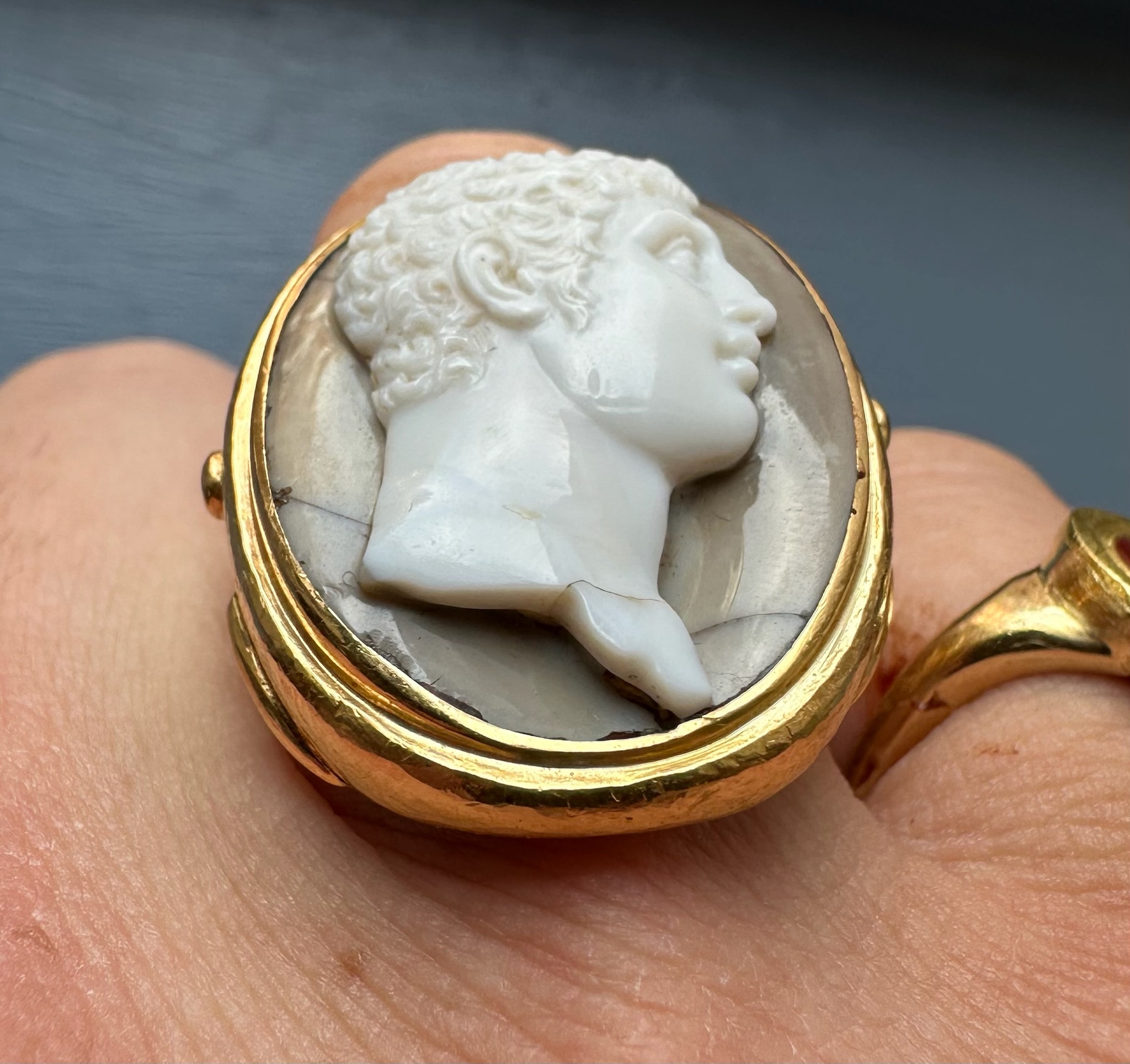 Attilio Codognato.  Bague camée sur agate néoclassique — Hercule jeune
Or jaune 18 carats — XXe siècle