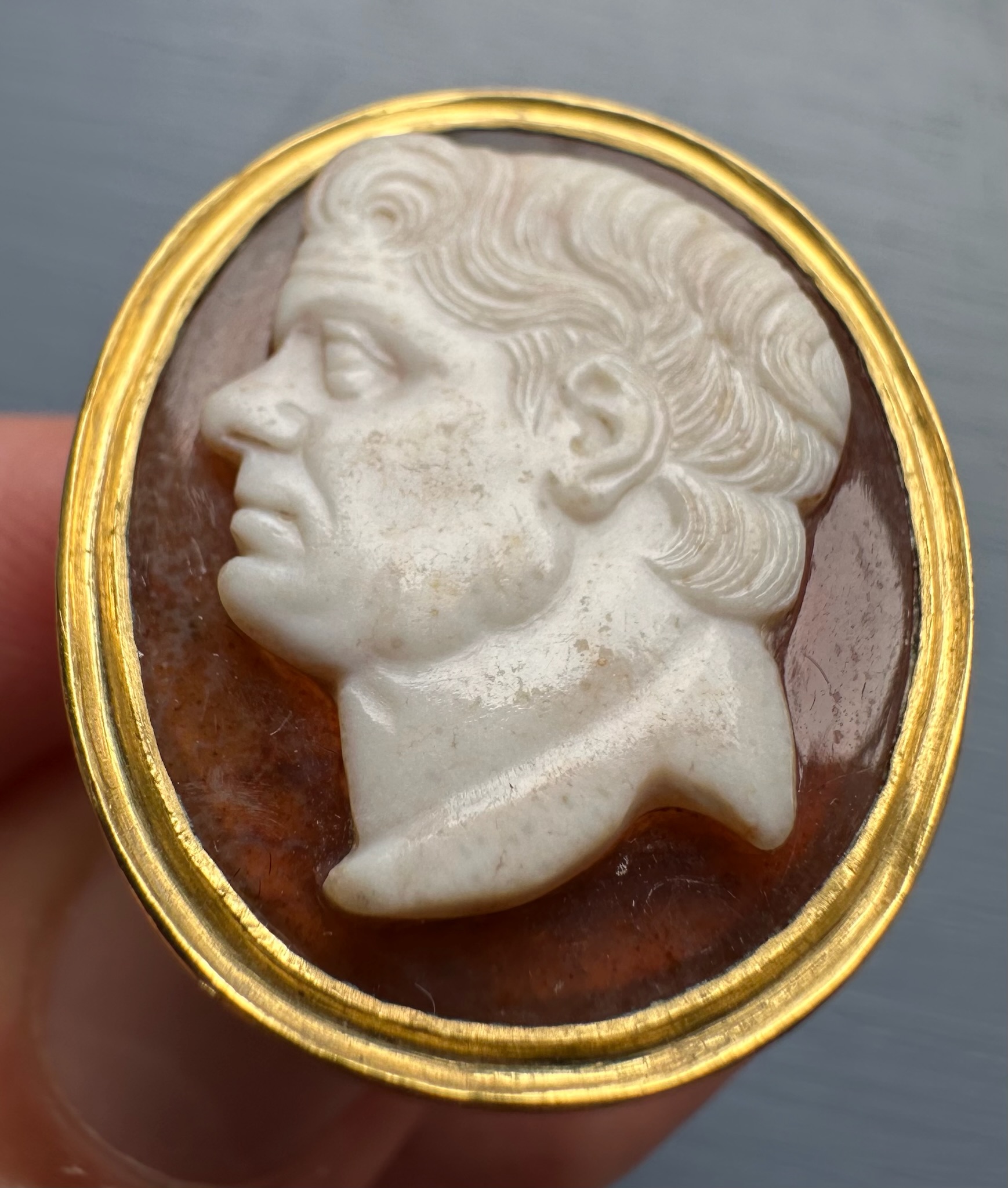 A 18k gold ring set with a 17th/18th century agate cameo. Portrait of Pompey the Great (Gnaeus Pompeius Magnus)