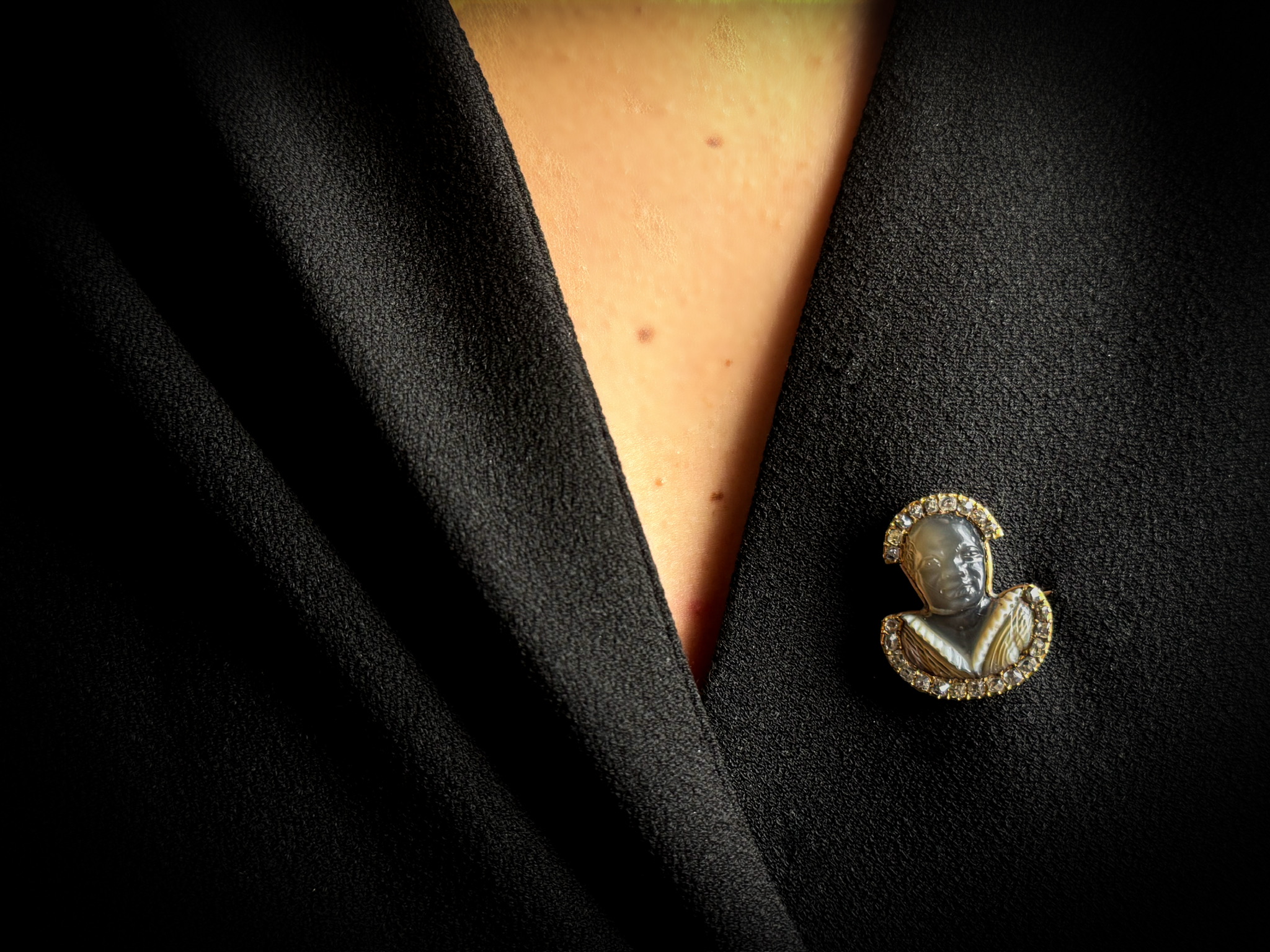 A fine Georgian Blackmoore gold brooch with diamonds and an agate cameo.