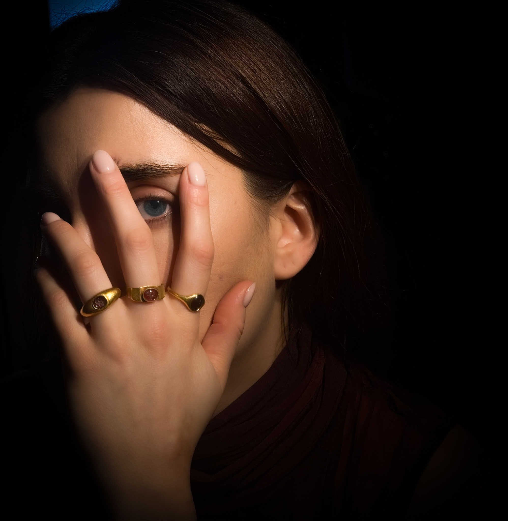 Roman imperial, A Roman gold ring set with a garnet intaglio. Male portrait.  (1st-2nd century A.D. )