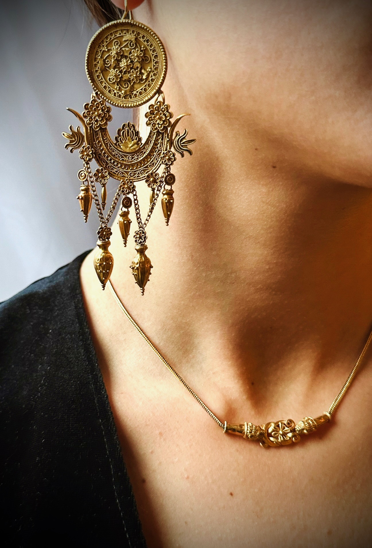 20th century, ZOLOTAS. La Chrysothèque. An 18k gold necklace with Herakles knot. 