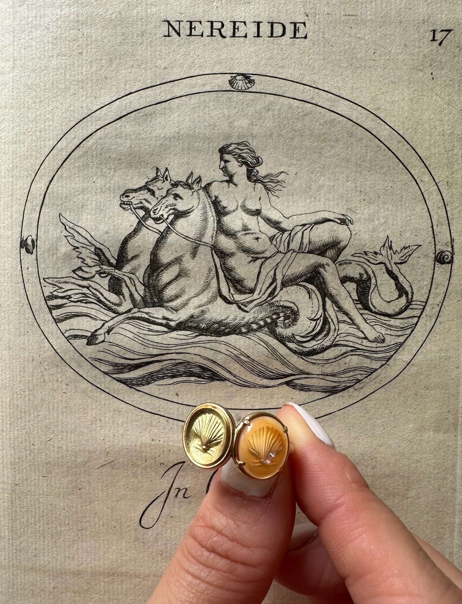 MAISON AUCLERT, Paris. A 18k gold ring set with a Roman carnelian intaglio and its impression. Shell.