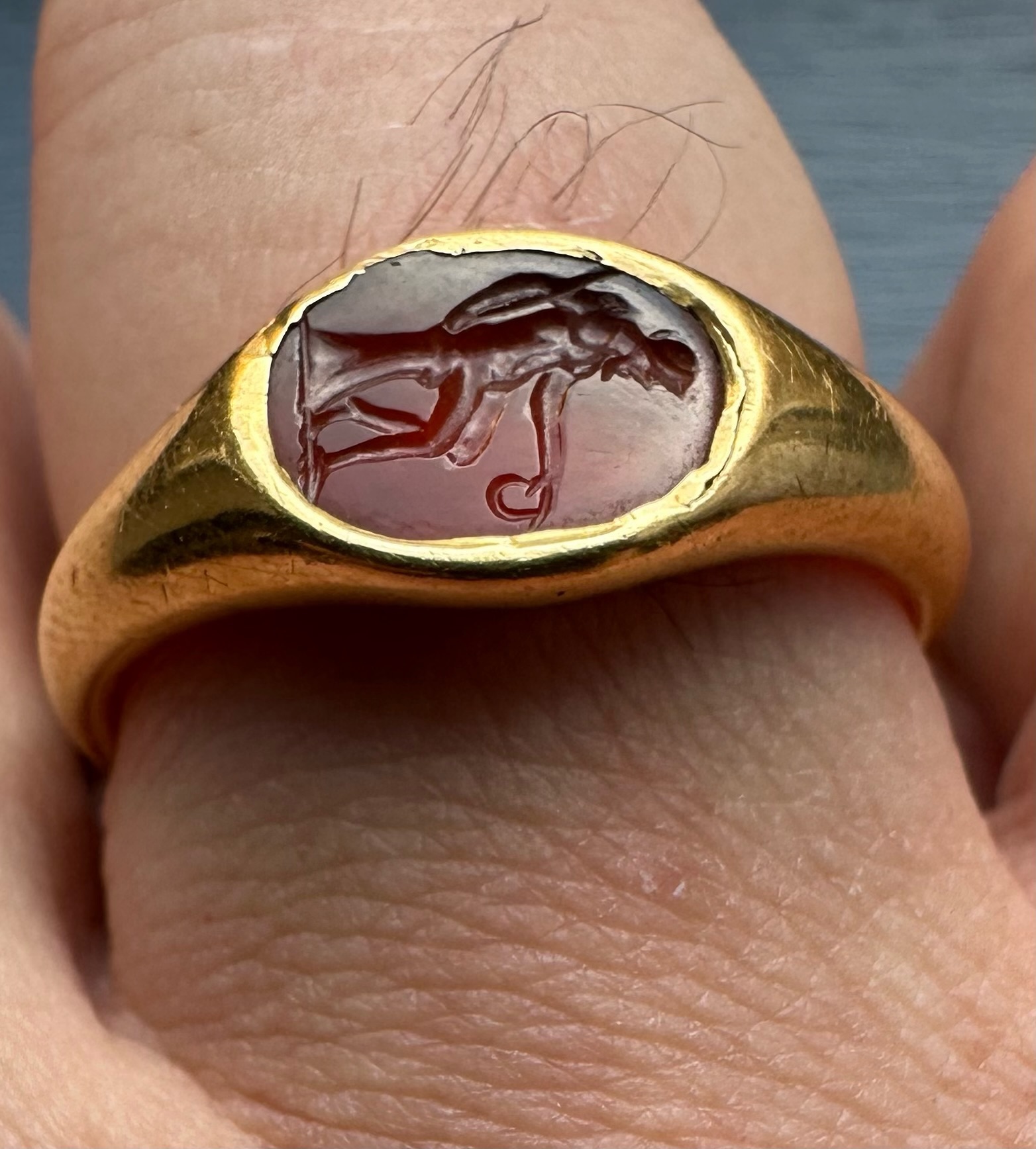 Bague Renaissance tardive (ou antérieure) en or sertie d'une intaille en cornaline. Vieil homme assis Saturne ou Vulcain.