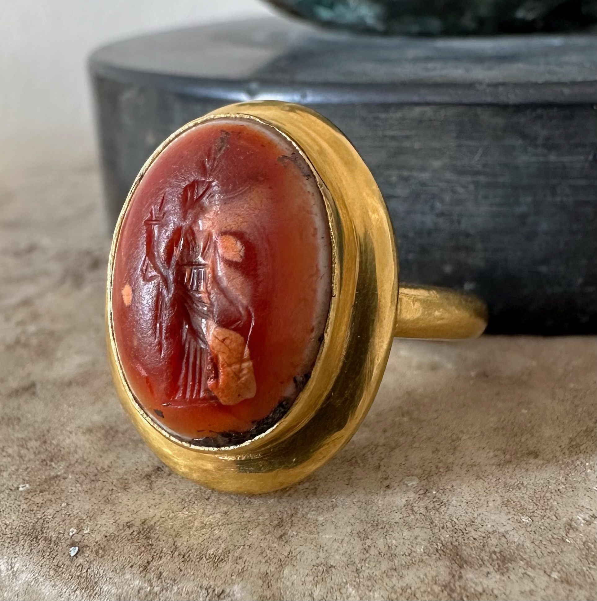 Bague massive en or 18 carats sertie d'une intaille romaine en agate. Isis-Fortuna.