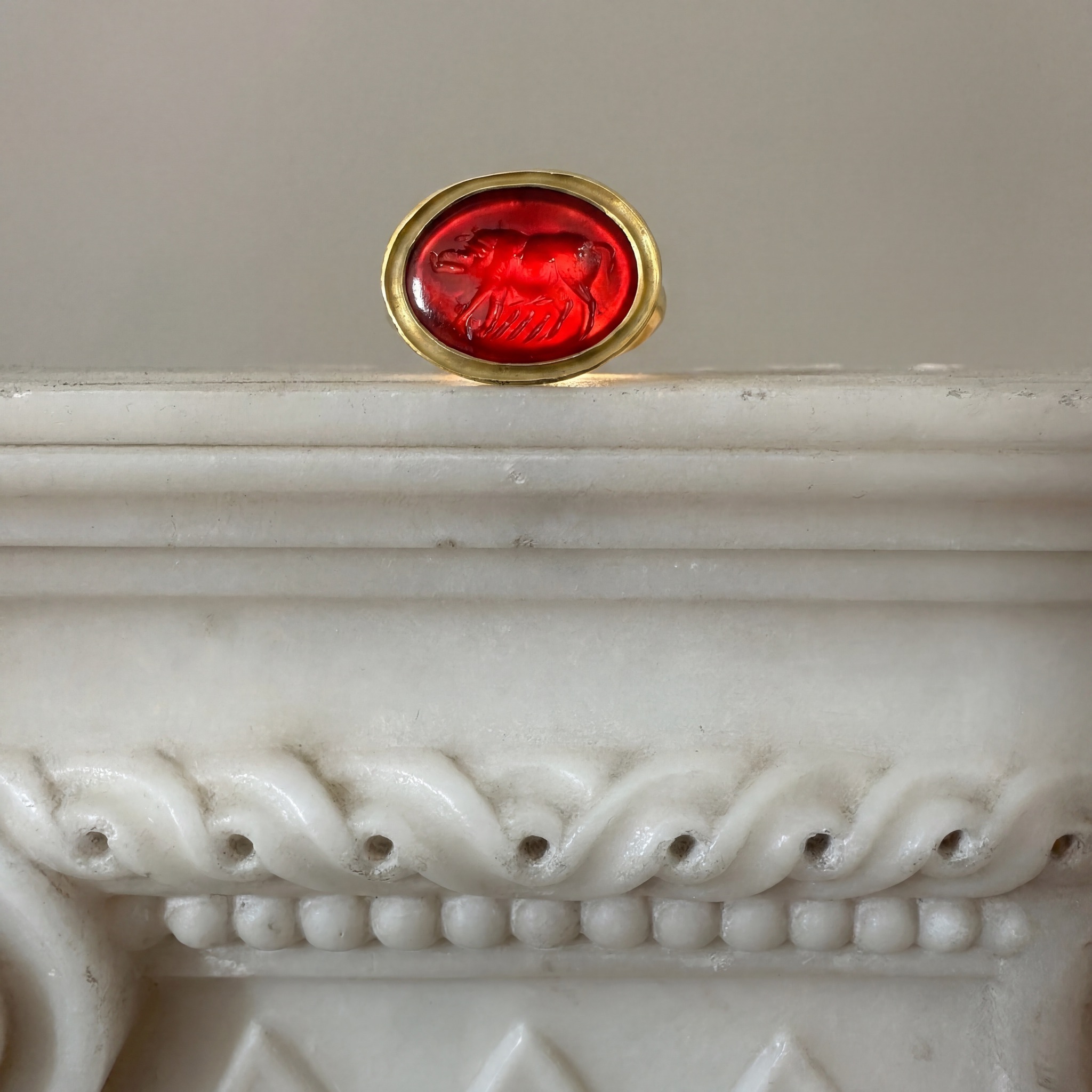 Bague moderne en or sertie d'une intaille romaine sur cornaline. Truie. (2nd century AD )