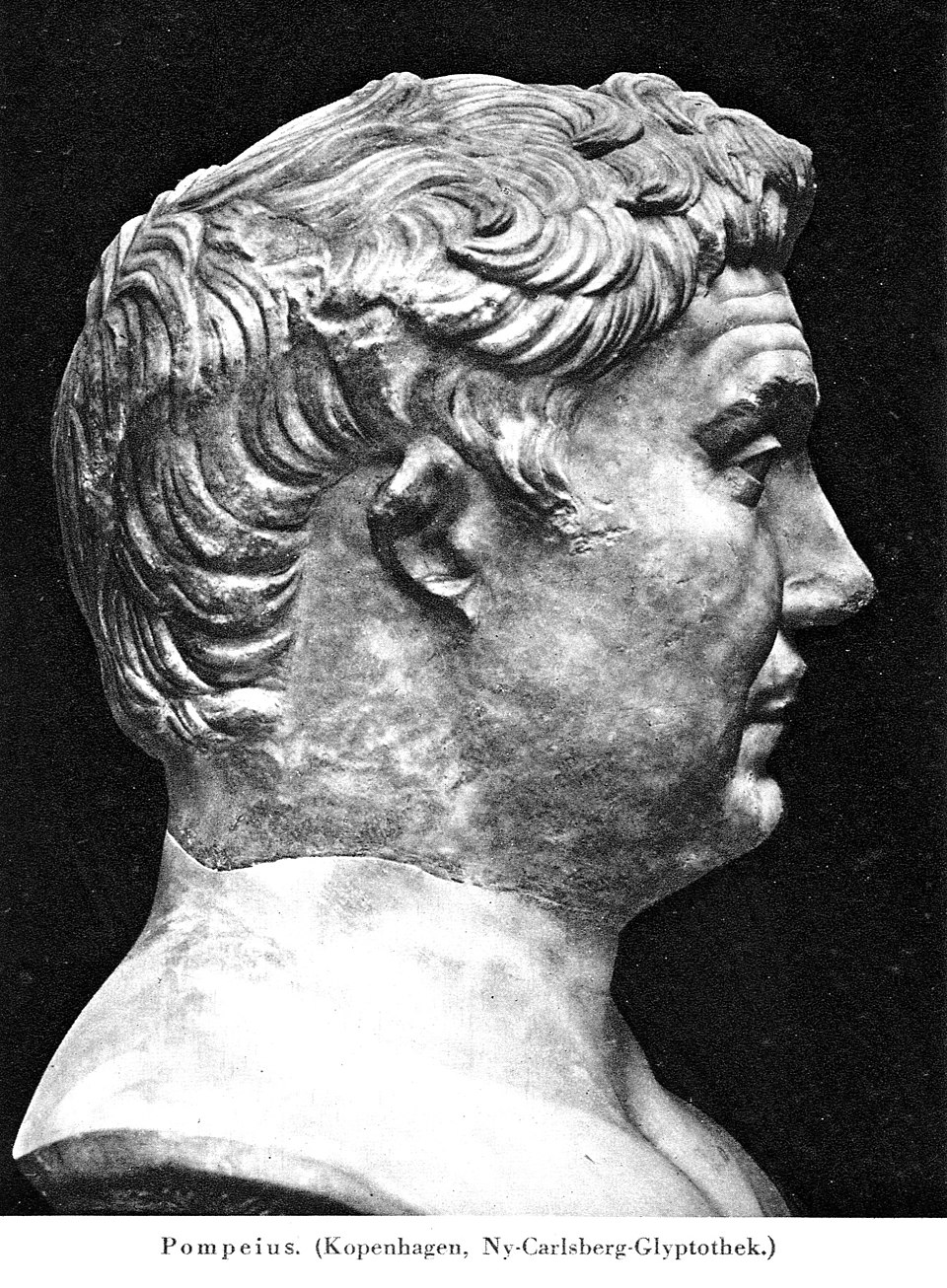 A 18k gold ring set with a 17th/18th century agate cameo. Portrait of Pompey the Great (Gnaeus Pompeius Magnus)